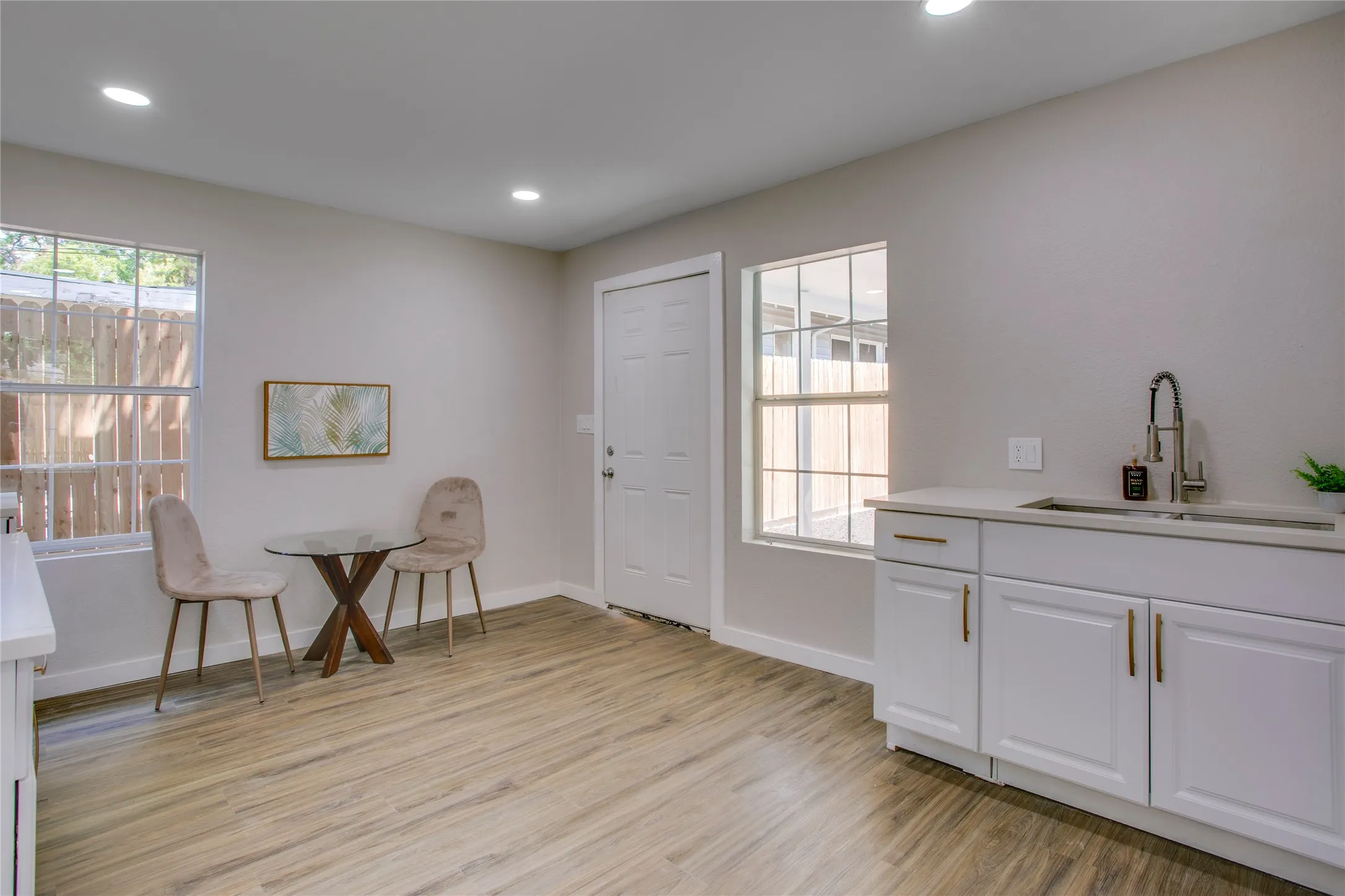 Single Family Residence For Sale in Dallas County , 2635 Gladstone Drive, Dallas, Texas 75211, 2 Bedroom, 2 Bathroom, Garage spaces, 968 Sqft, built in 1940, mls#21395568, Real Estate Agent in Dallas, Homes For Sale in Dallas county, Homes For Sale in Dallas, Realtor in Dallas Texas, Real Estate Brokerage Independent Realty Texas, Luminita Cordes Realtor