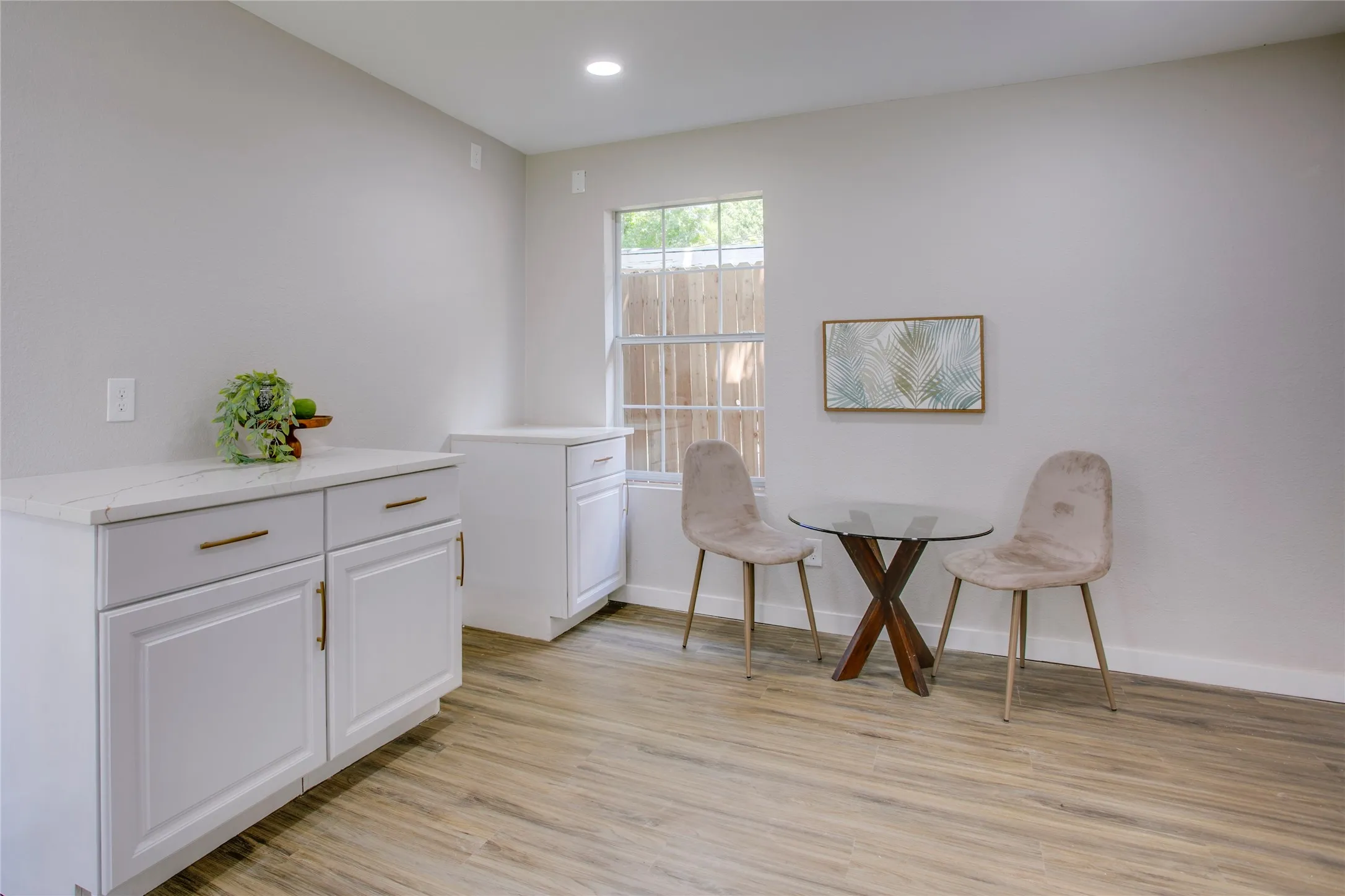 Single Family Residence For Sale in Dallas County , 2635 Gladstone Drive, Dallas, Texas 75211, 2 Bedroom, 2 Bathroom, Garage spaces, 968 Sqft, built in 1940, mls#21395568, Real Estate Agent in Dallas, Homes For Sale in Dallas county, Homes For Sale in Dallas, Realtor in Dallas Texas, Real Estate Brokerage Independent Realty Texas, Luminita Cordes Realtor