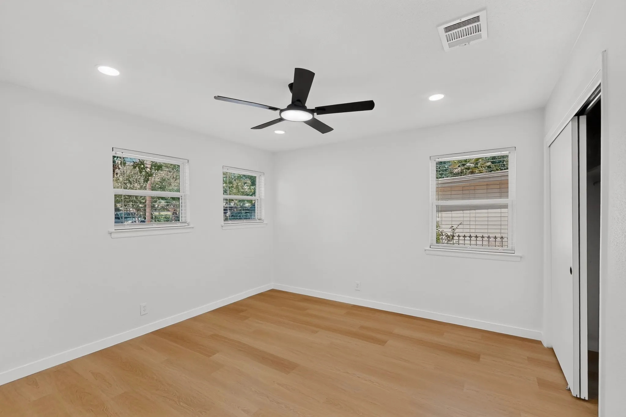 Single Family Residence For Sale in Dallas County , 206 W Ridgewood Drive, Garland, Texas 75041, 4 Bedroom, 2 Bathroom, Garage spaces, 1,400 Sqft, built in 1955, mls#21392879, Real Estate Agent in Garland, Homes For Sale in Dallas county, Homes For Sale in Garland, Realtor in Garland Texas, Real Estate Brokerage Independent Realty Texas, Luminita Cordes Realtor