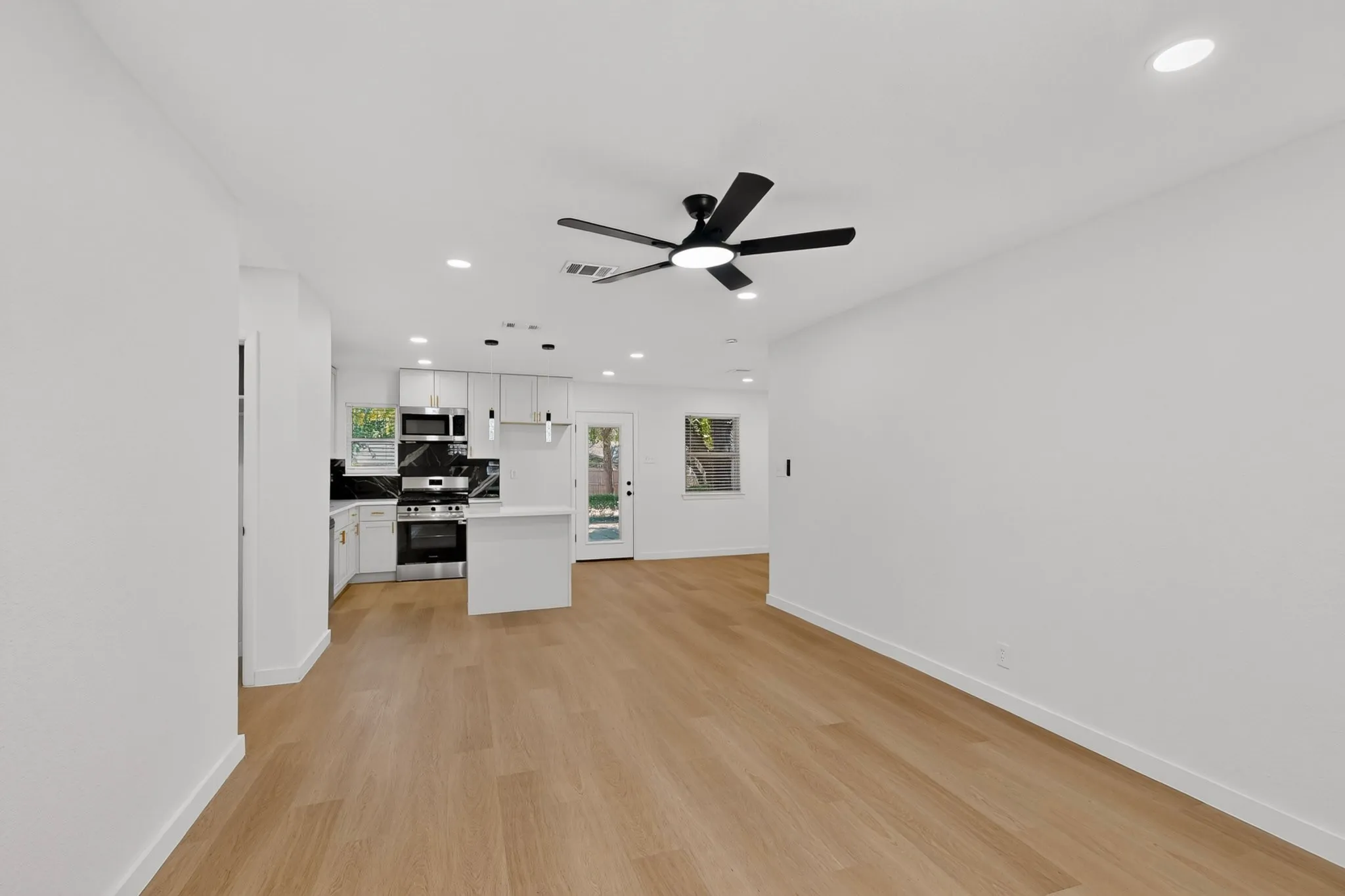 Single Family Residence For Sale in Dallas County , 206 W Ridgewood Drive, Garland, Texas 75041, 4 Bedroom, 2 Bathroom, Garage spaces, 1,400 Sqft, built in 1955, mls#21392879, Real Estate Agent in Garland, Homes For Sale in Dallas county, Homes For Sale in Garland, Realtor in Garland Texas, Real Estate Brokerage Independent Realty Texas, Luminita Cordes Realtor