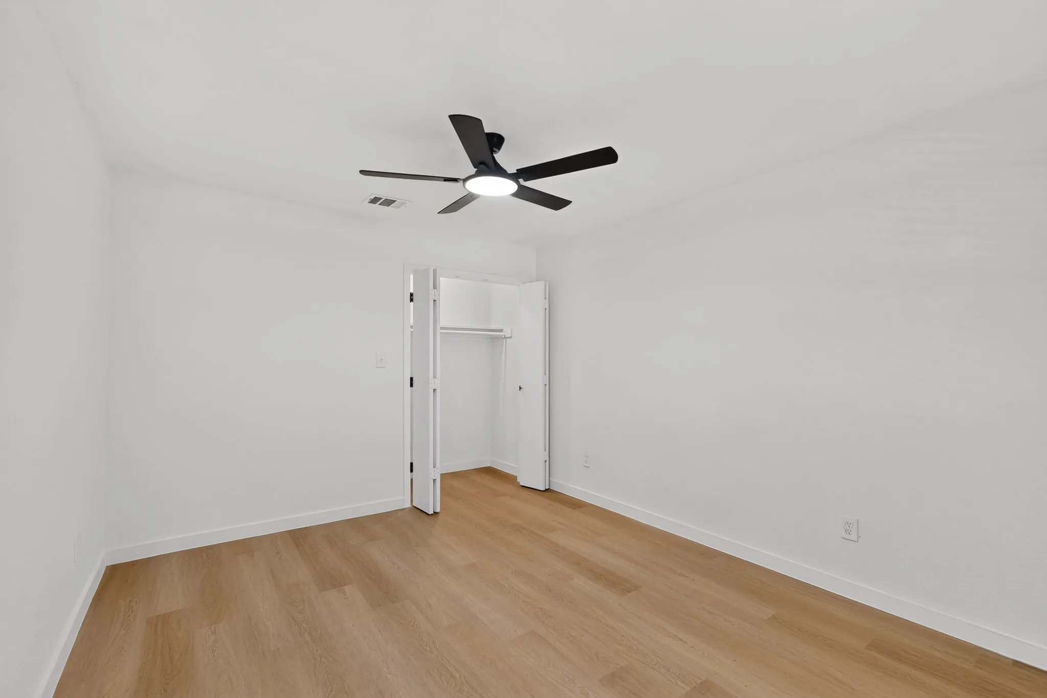 Single Family Residence For Sale in Dallas County , 206 W Ridgewood Drive, Garland, Texas 75041, 4 Bedroom, 2 Bathroom, Garage spaces, 1,400 Sqft, built in 1955, mls#21392879, Real Estate Agent in Garland, Homes For Sale in Dallas county, Homes For Sale in Garland, Realtor in Garland Texas, Real Estate Brokerage Independent Realty Texas, Luminita Cordes Realtor