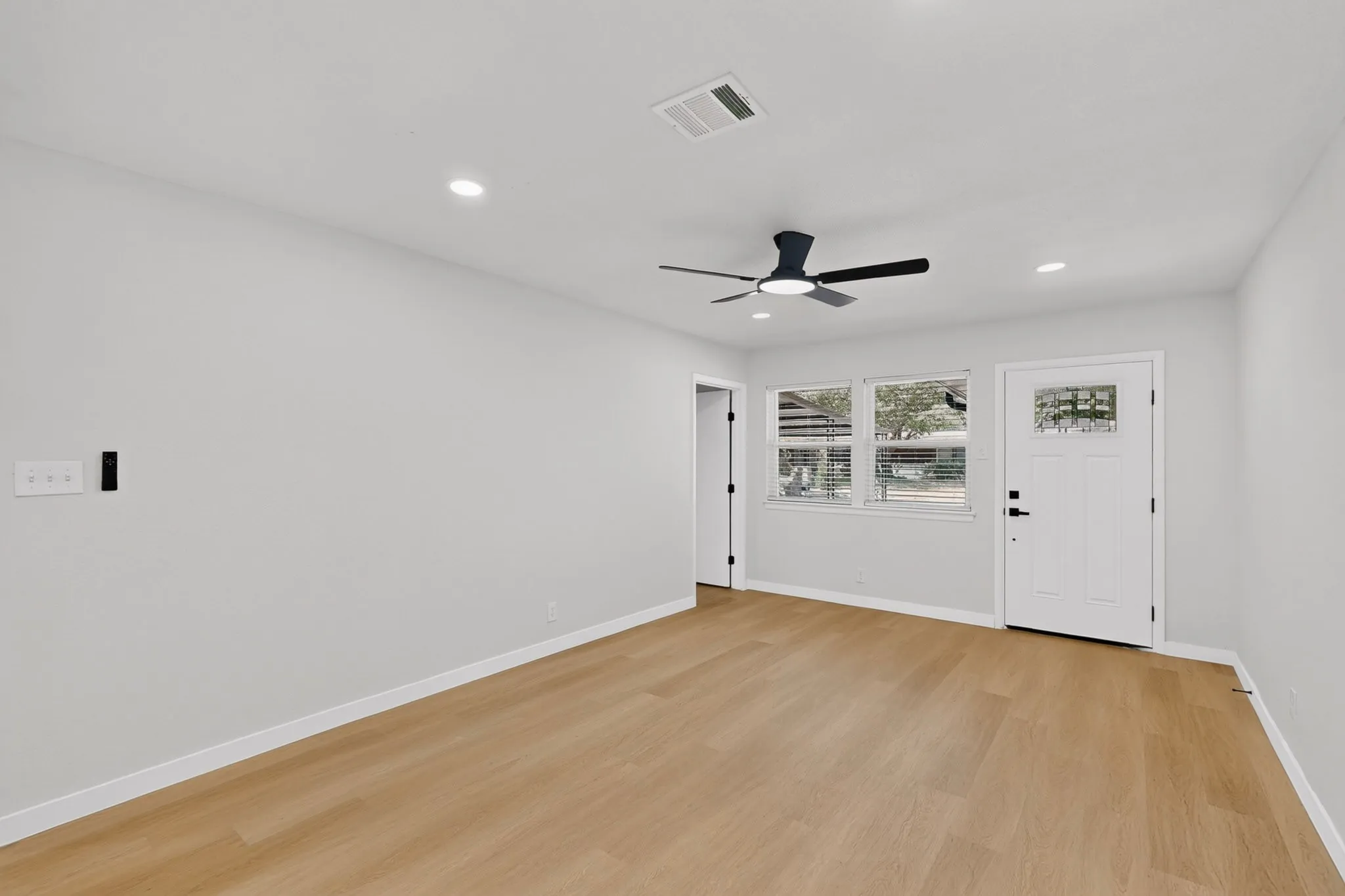 Single Family Residence For Sale in Dallas County , 206 W Ridgewood Drive, Garland, Texas 75041, 4 Bedroom, 2 Bathroom, Garage spaces, 1,400 Sqft, built in 1955, mls#21392879, Real Estate Agent in Garland, Homes For Sale in Dallas county, Homes For Sale in Garland, Realtor in Garland Texas, Real Estate Brokerage Independent Realty Texas, Luminita Cordes Realtor