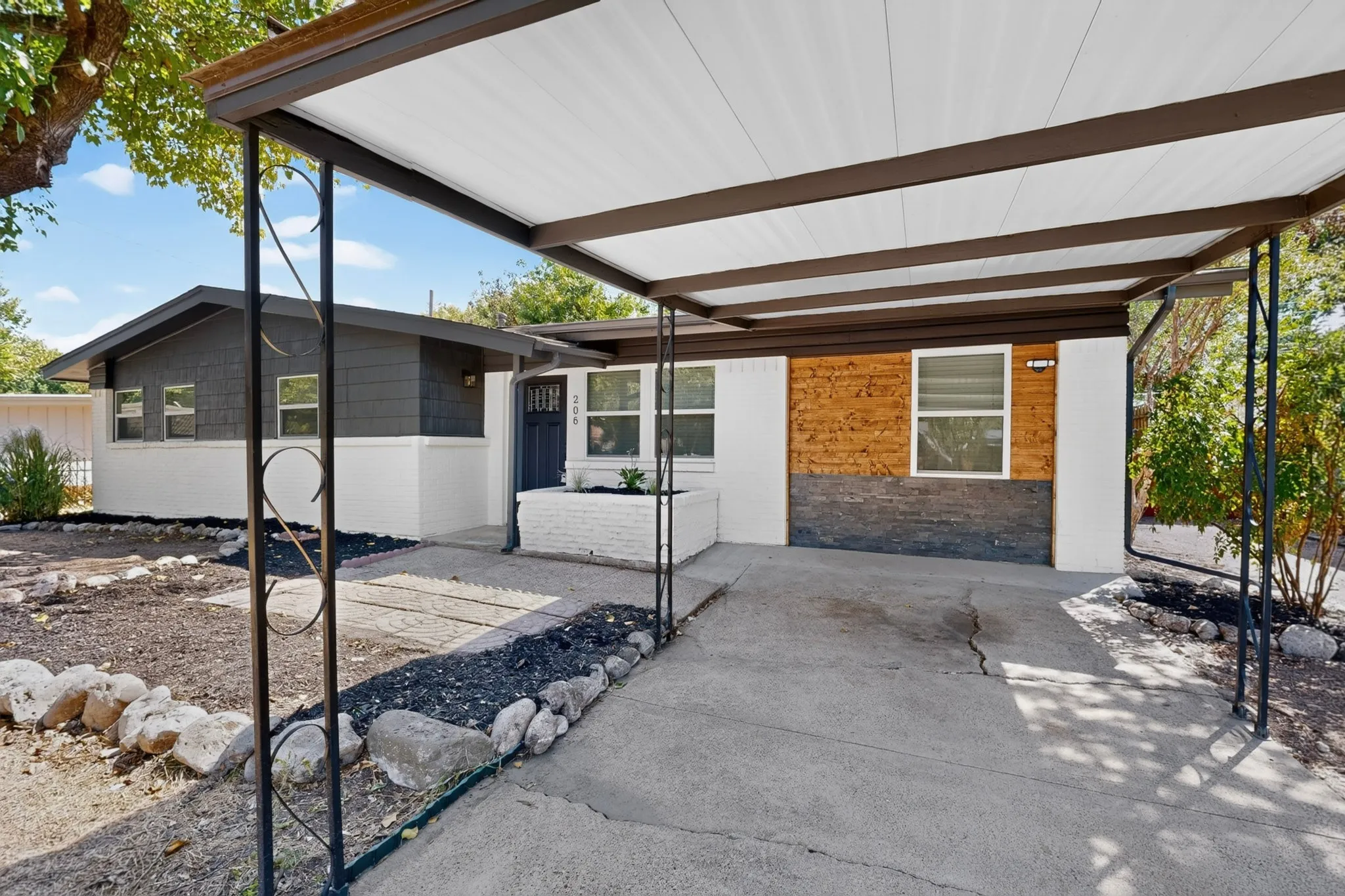 Single Family Residence For Sale in Dallas County , 206 W Ridgewood Drive, Garland, Texas 75041, 4 Bedroom, 2 Bathroom, Garage spaces, 1,400 Sqft, built in 1955, mls#21392879, Real Estate Agent in Garland, Homes For Sale in Dallas county, Homes For Sale in Garland, Realtor in Garland Texas, Real Estate Brokerage Independent Realty Texas, Luminita Cordes Realtor