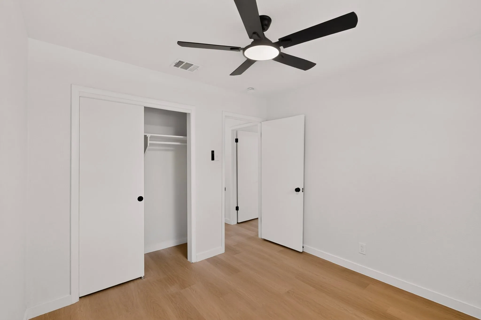 Single Family Residence For Sale in Dallas County , 206 W Ridgewood Drive, Garland, Texas 75041, 4 Bedroom, 2 Bathroom, Garage spaces, 1,400 Sqft, built in 1955, mls#21392879, Real Estate Agent in Garland, Homes For Sale in Dallas county, Homes For Sale in Garland, Realtor in Garland Texas, Real Estate Brokerage Independent Realty Texas, Luminita Cordes Realtor