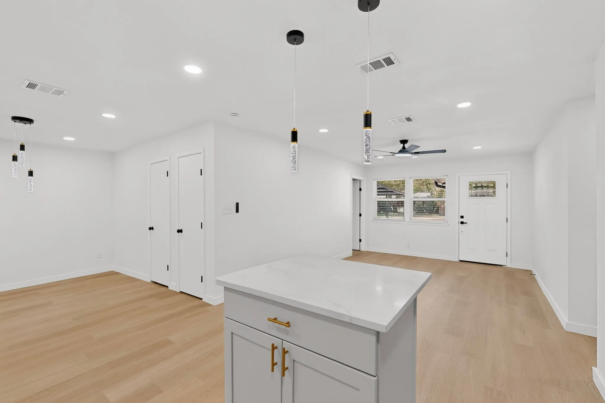 Single Family Residence For Sale in Dallas County , 206 W Ridgewood Drive, Garland, Texas 75041, 4 Bedroom, 2 Bathroom, Garage spaces, 1,400 Sqft, built in 1955, mls#21392879, Real Estate Agent in Garland, Homes For Sale in Dallas county, Homes For Sale in Garland, Realtor in Garland Texas, Real Estate Brokerage Independent Realty Texas, Luminita Cordes Realtor