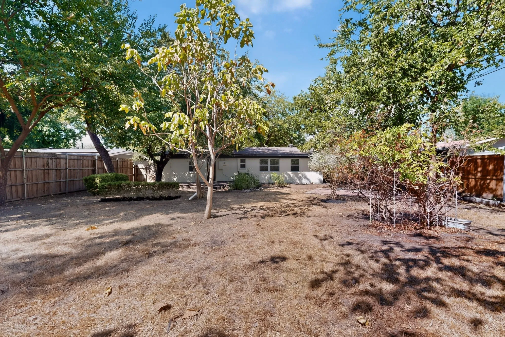 Single Family Residence For Sale in Dallas County , 206 W Ridgewood Drive, Garland, Texas 75041, 4 Bedroom, 2 Bathroom, Garage spaces, 1,400 Sqft, built in 1955, mls#21392879, Real Estate Agent in Garland, Homes For Sale in Dallas county, Homes For Sale in Garland, Realtor in Garland Texas, Real Estate Brokerage Independent Realty Texas, Luminita Cordes Realtor