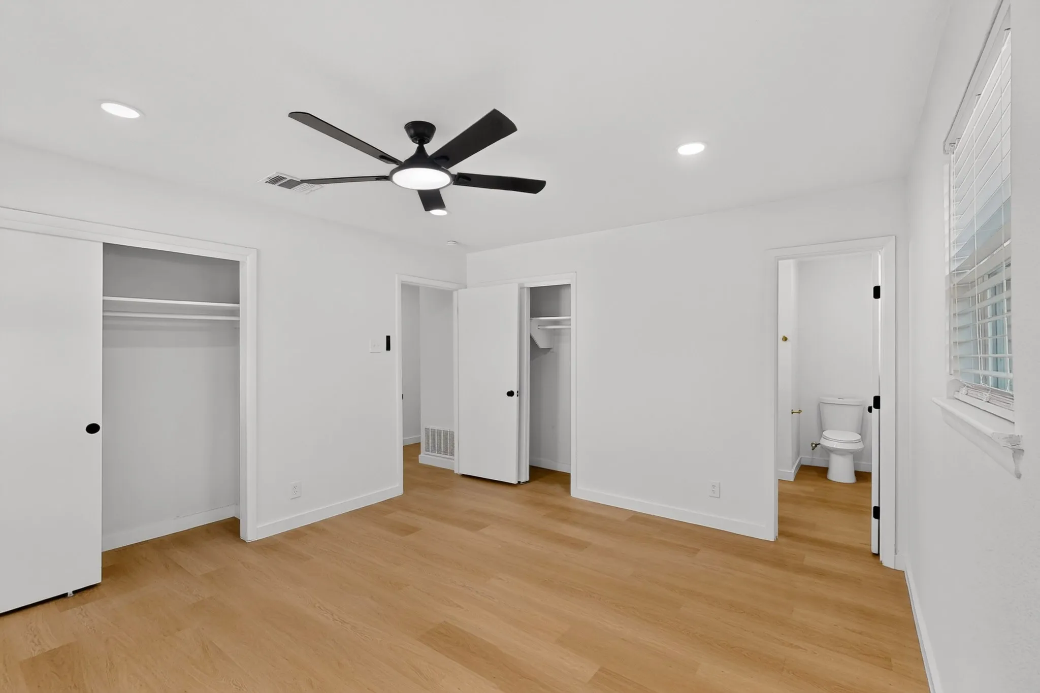 Single Family Residence For Sale in Dallas County , 206 W Ridgewood Drive, Garland, Texas 75041, 4 Bedroom, 2 Bathroom, Garage spaces, 1,400 Sqft, built in 1955, mls#21392879, Real Estate Agent in Garland, Homes For Sale in Dallas county, Homes For Sale in Garland, Realtor in Garland Texas, Real Estate Brokerage Independent Realty Texas, Luminita Cordes Realtor