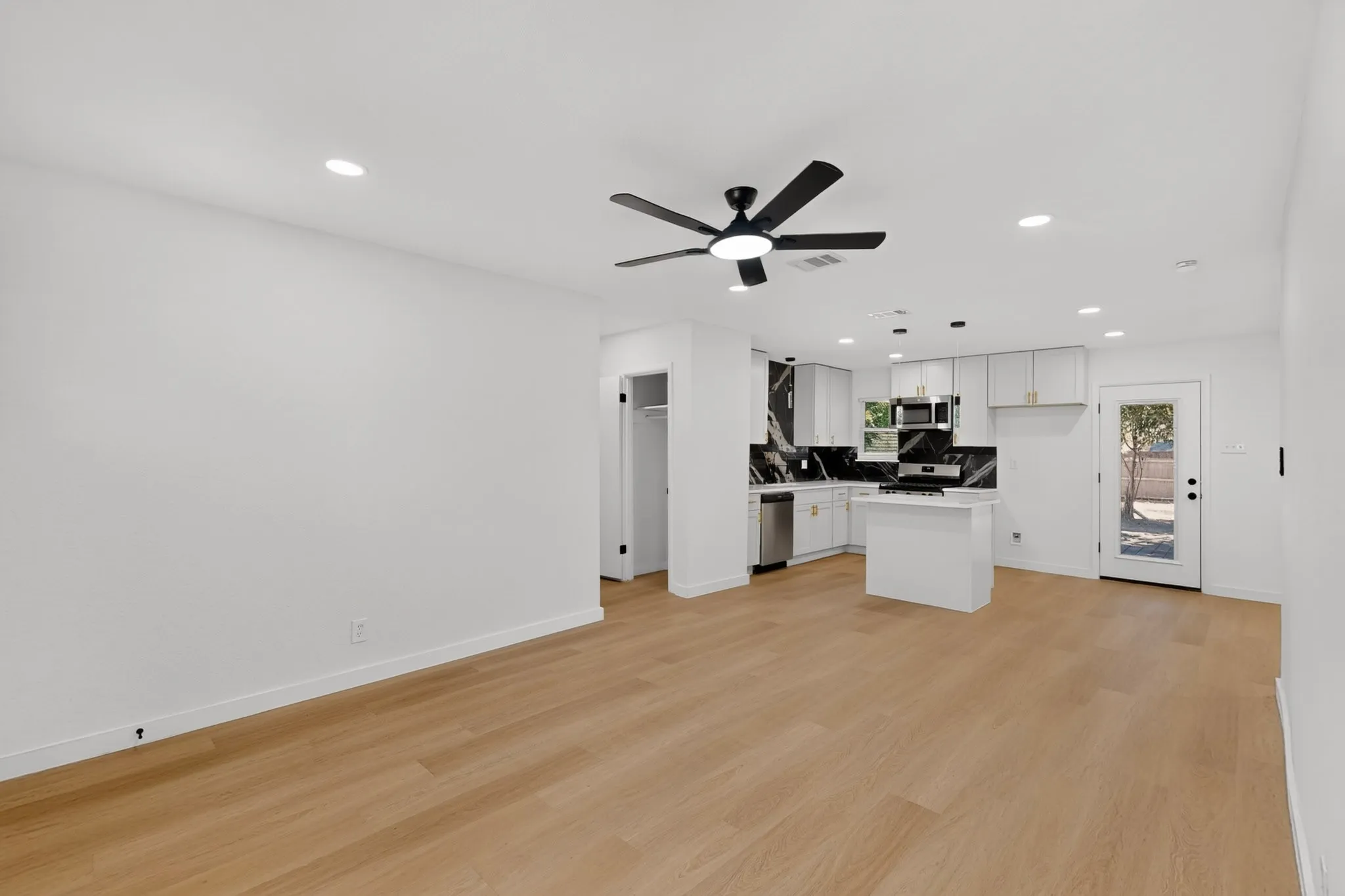 Single Family Residence For Sale in Dallas County , 206 W Ridgewood Drive, Garland, Texas 75041, 4 Bedroom, 2 Bathroom, Garage spaces, 1,400 Sqft, built in 1955, mls#21392879, Real Estate Agent in Garland, Homes For Sale in Dallas county, Homes For Sale in Garland, Realtor in Garland Texas, Real Estate Brokerage Independent Realty Texas, Luminita Cordes Realtor