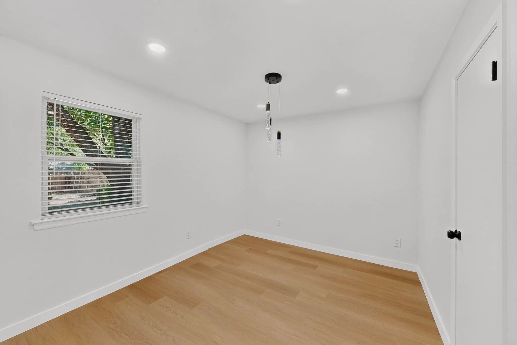 Single Family Residence For Sale in Dallas County , 206 W Ridgewood Drive, Garland, Texas 75041, 4 Bedroom, 2 Bathroom, Garage spaces, 1,400 Sqft, built in 1955, mls#21392879, Real Estate Agent in Garland, Homes For Sale in Dallas county, Homes For Sale in Garland, Realtor in Garland Texas, Real Estate Brokerage Independent Realty Texas, Luminita Cordes Realtor
