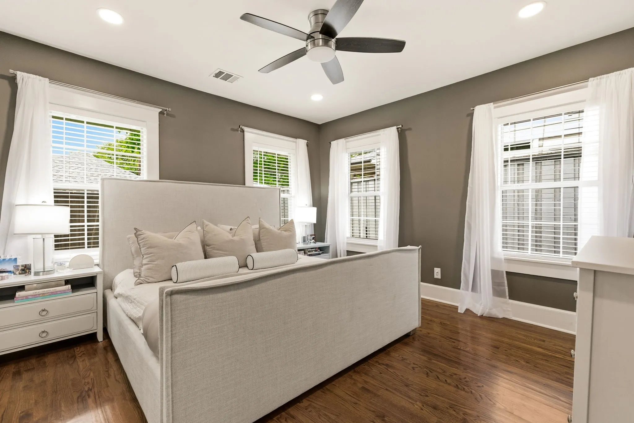 Single Family Residence For Sale in Dallas County , 5701 Velasco Avenue, Dallas, Texas 75206, 2 Bedroom, 2 Bathroom, Garage spaces, 1,603 Sqft, built in 1919, mls#21395415, Real Estate Agent in Dallas, Homes For Sale in Dallas county, Homes For Sale in Dallas, Realtor in Dallas Texas, Real Estate Brokerage Independent Realty Texas, Luminita Cordes Realtor
