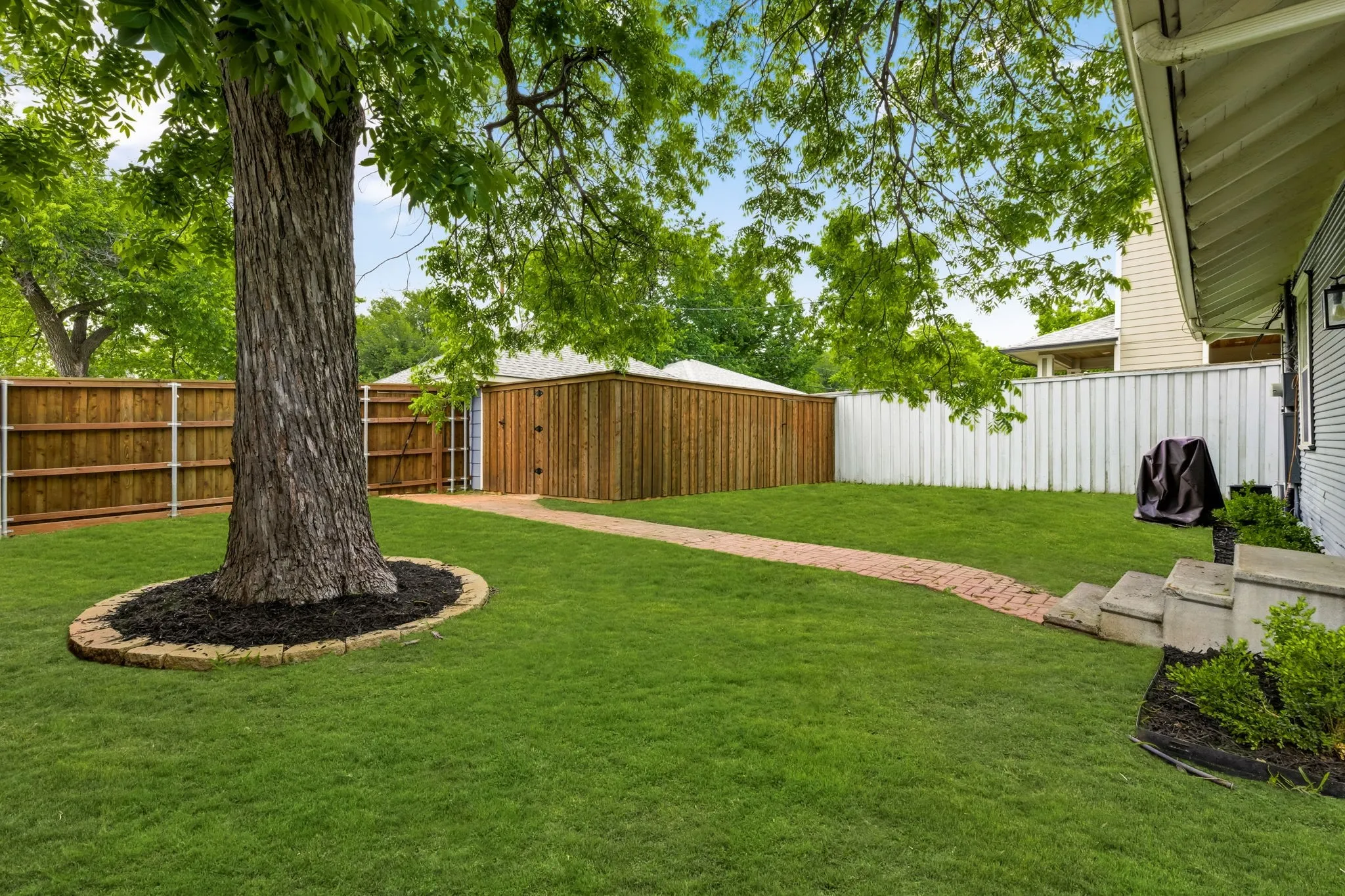 Single Family Residence For Sale in Dallas County , 5701 Velasco Avenue, Dallas, Texas 75206, 2 Bedroom, 2 Bathroom, Garage spaces, 1,603 Sqft, built in 1919, mls#21395415, Real Estate Agent in Dallas, Homes For Sale in Dallas county, Homes For Sale in Dallas, Realtor in Dallas Texas, Real Estate Brokerage Independent Realty Texas, Luminita Cordes Realtor