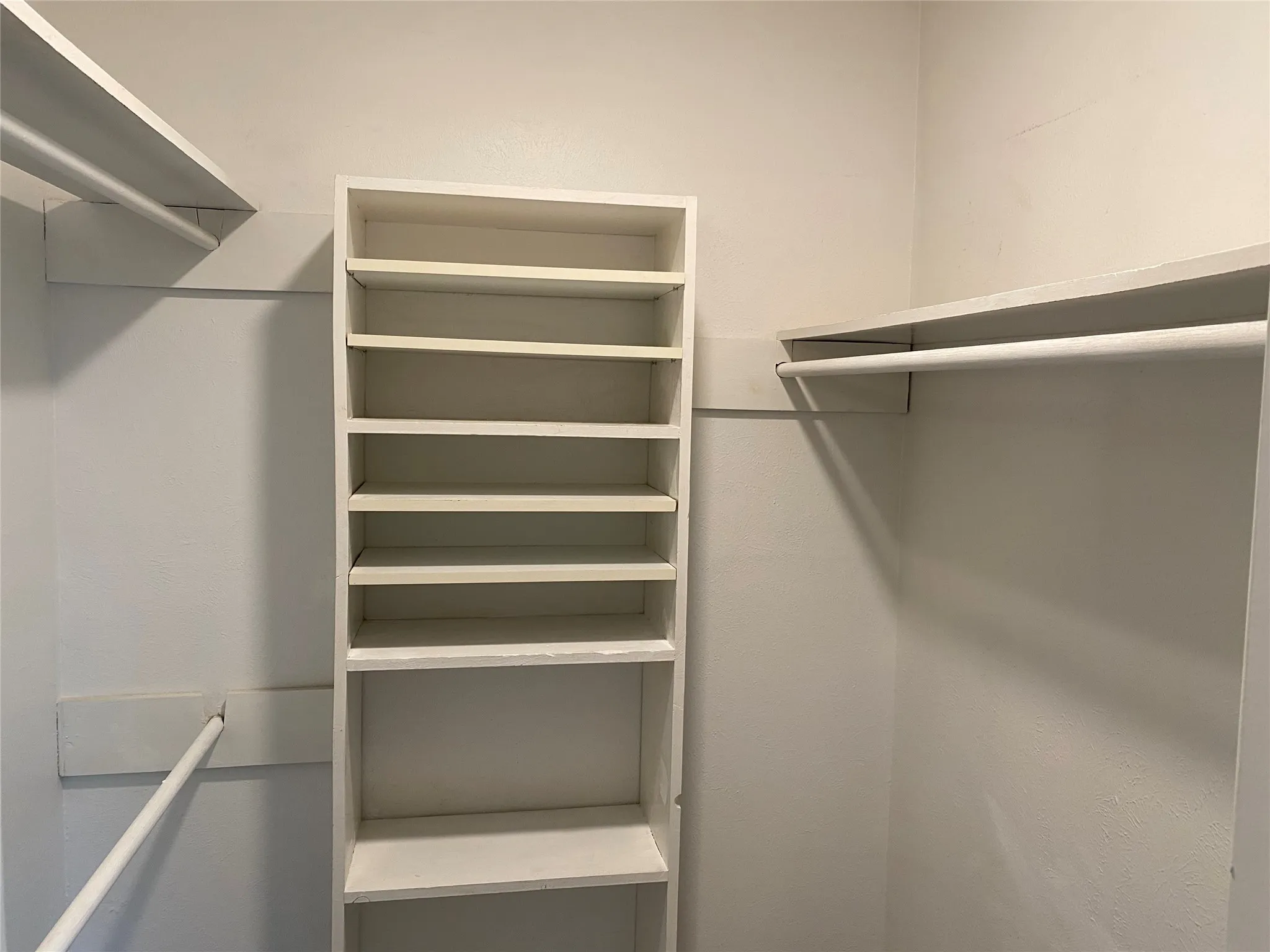 Condominium For Rent in Dallas County , 12888 Montfort Drive 216, Dallas, Texas 75230, 2 Bedroom, 2 Bathroom, Garage spaces, 1,044 Sqft, built in 1968, mls#21388916, Real Estate Agent in Dallas, Homes For Rent in Dallas county, Homes For Rent in Dallas, Realtor in Dallas Texas, Real Estate Brokerage Independent Realty Texas, Luminita Cordes Realtor