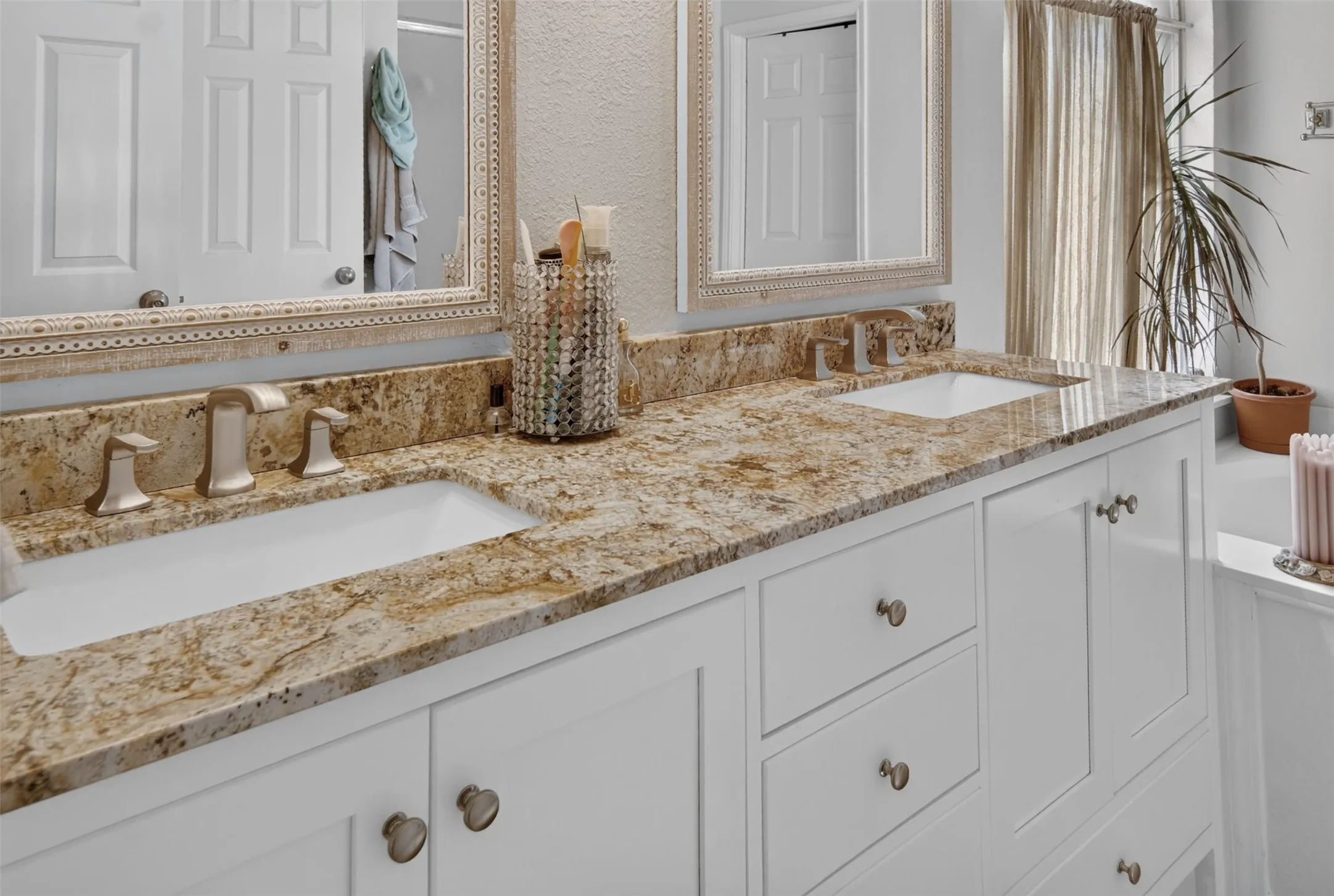 Single Family Residence For Sale in Tarrant County , 6505 Aberdeen Drive, North Richland Hills, Texas 76180, 4 Bedroom, 3 Bathroom, 2 Garage spaces, 2,515 Sqft, built in 2002, mls#21394634, Real Estate Agent in North Richland Hills, Homes For Sale in Tarrant county, Homes For Sale in North Richland Hills, Realtor in North Richland Hills Texas, Real Estate Brokerage Independent Realty Texas, Luminita Cordes Realtor