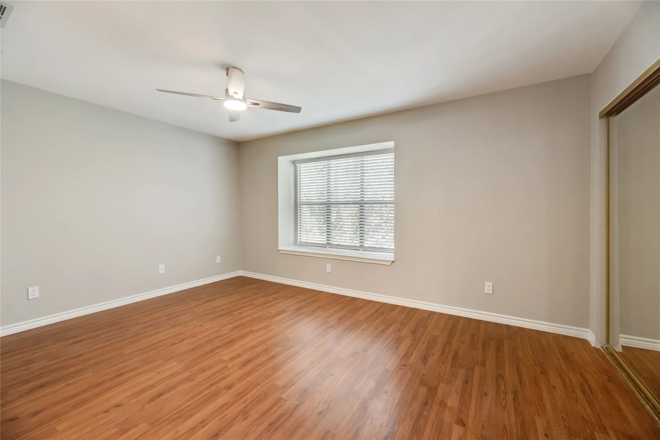 Single Family Residence For Sale in Dallas County , 730 W Canty Street, Dallas, Texas 75208, 2 Bedroom, 3 Bathroom, 2 Garage spaces, 1,557 Sqft, built in 1982, mls#21395548, Real Estate Agent in Dallas, Homes For Sale in Dallas county, Homes For Sale in Dallas, Realtor in Dallas Texas, Real Estate Brokerage Independent Realty Texas, Luminita Cordes Realtor