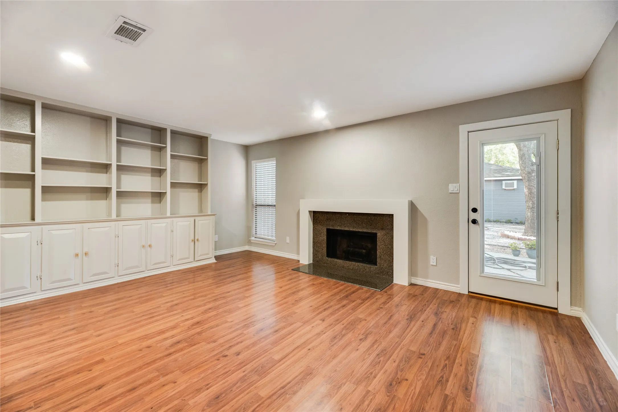 Single Family Residence For Sale in Dallas County , 730 W Canty Street, Dallas, Texas 75208, 2 Bedroom, 3 Bathroom, 2 Garage spaces, 1,557 Sqft, built in 1982, mls#21395548, Real Estate Agent in Dallas, Homes For Sale in Dallas county, Homes For Sale in Dallas, Realtor in Dallas Texas, Real Estate Brokerage Independent Realty Texas, Luminita Cordes Realtor