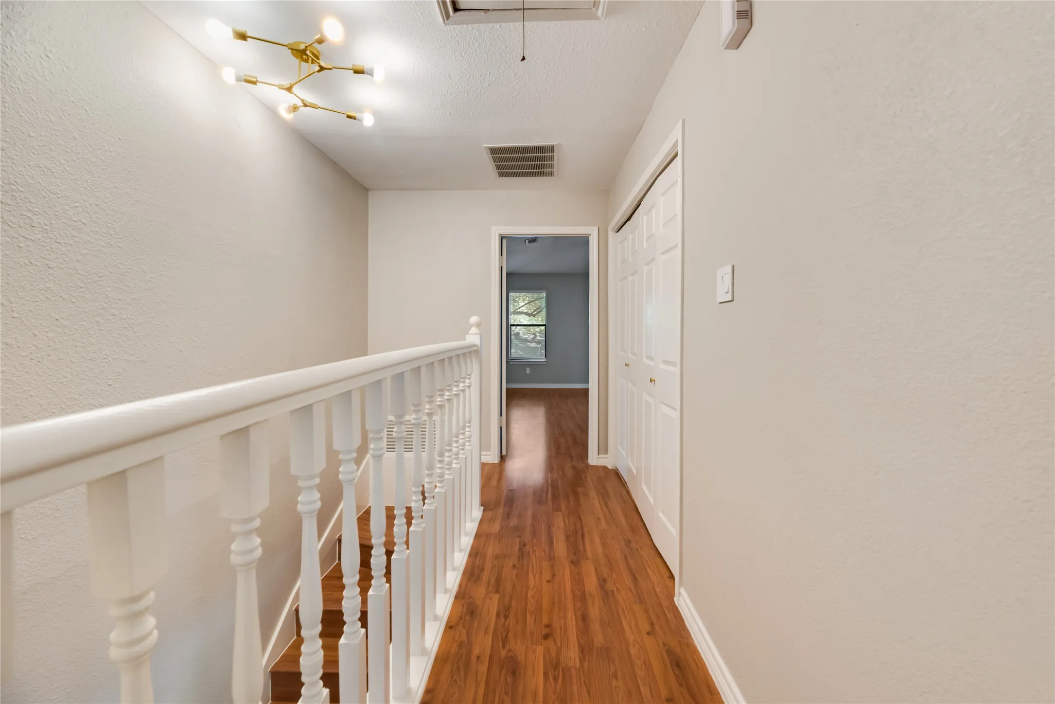 Single Family Residence For Sale in Dallas County , 730 W Canty Street, Dallas, Texas 75208, 2 Bedroom, 3 Bathroom, 2 Garage spaces, 1,557 Sqft, built in 1982, mls#21395548, Real Estate Agent in Dallas, Homes For Sale in Dallas county, Homes For Sale in Dallas, Realtor in Dallas Texas, Real Estate Brokerage Independent Realty Texas, Luminita Cordes Realtor
