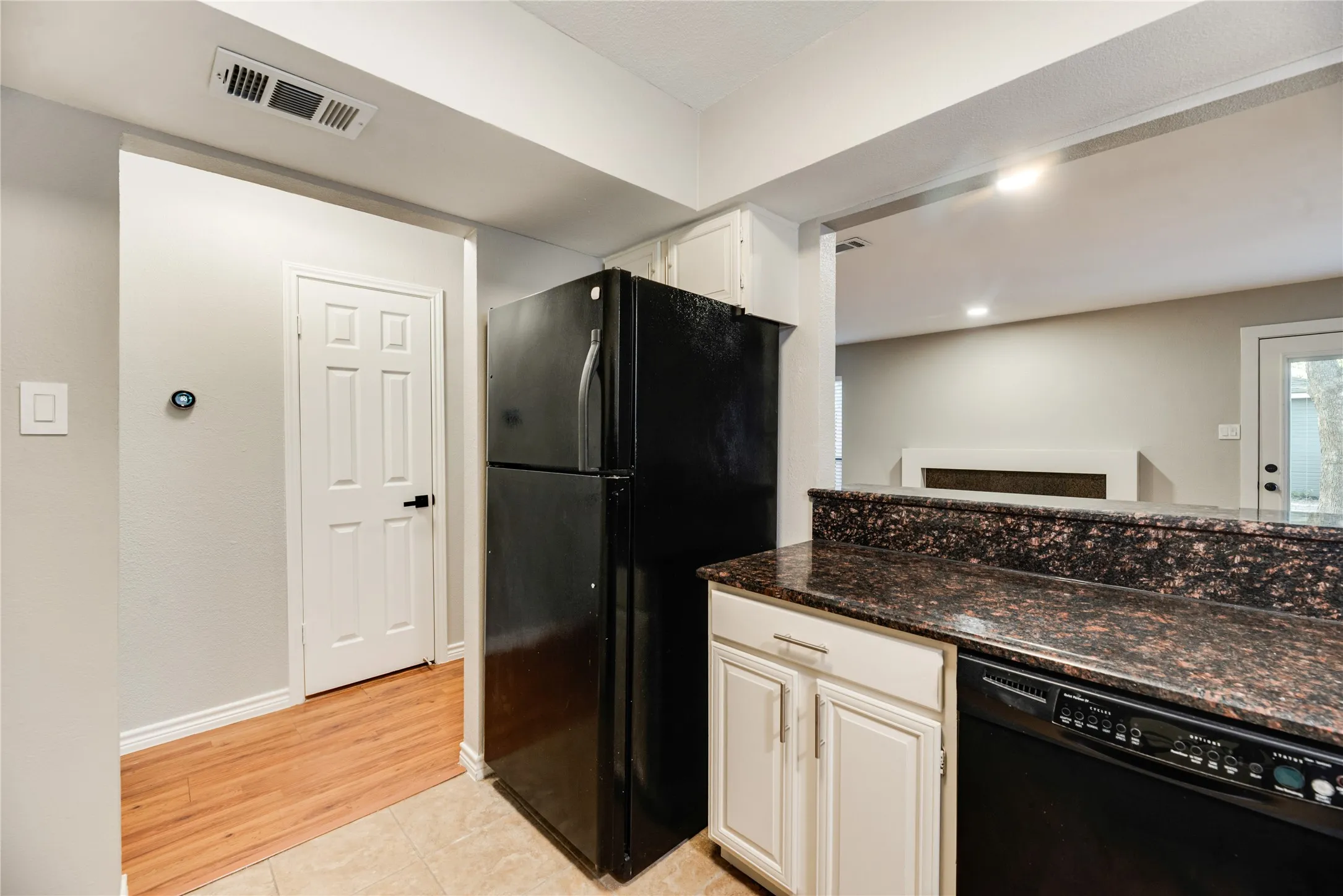Single Family Residence For Sale in Dallas County , 730 W Canty Street, Dallas, Texas 75208, 2 Bedroom, 3 Bathroom, 2 Garage spaces, 1,557 Sqft, built in 1982, mls#21395548, Real Estate Agent in Dallas, Homes For Sale in Dallas county, Homes For Sale in Dallas, Realtor in Dallas Texas, Real Estate Brokerage Independent Realty Texas, Luminita Cordes Realtor