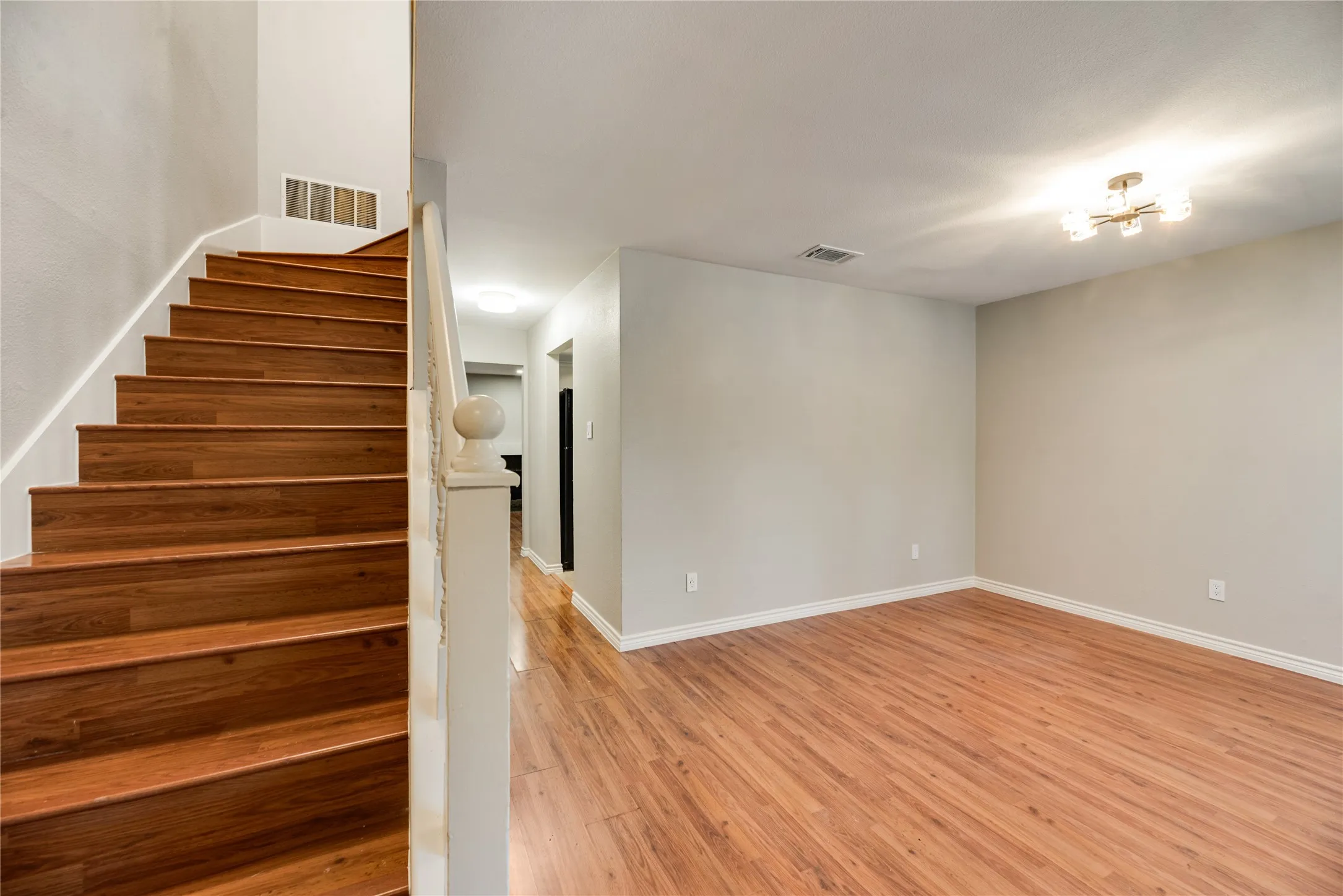 Single Family Residence For Sale in Dallas County , 730 W Canty Street, Dallas, Texas 75208, 2 Bedroom, 3 Bathroom, 2 Garage spaces, 1,557 Sqft, built in 1982, mls#21395548, Real Estate Agent in Dallas, Homes For Sale in Dallas county, Homes For Sale in Dallas, Realtor in Dallas Texas, Real Estate Brokerage Independent Realty Texas, Luminita Cordes Realtor