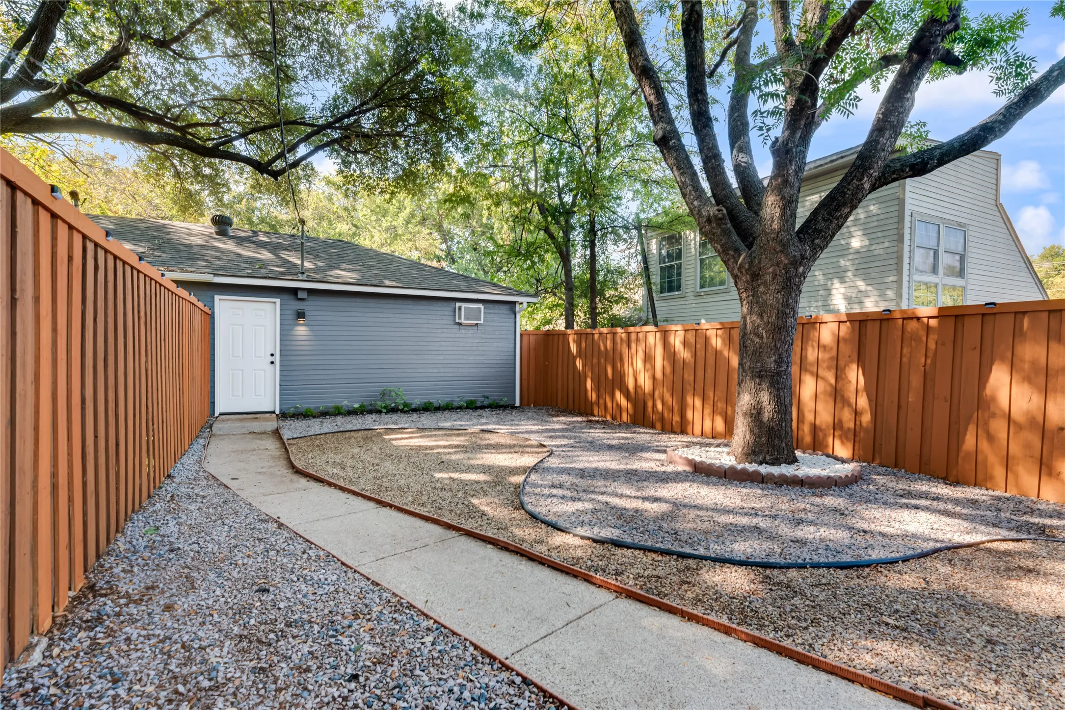 Single Family Residence For Sale in Dallas County , 730 W Canty Street, Dallas, Texas 75208, 2 Bedroom, 3 Bathroom, 2 Garage spaces, 1,557 Sqft, built in 1982, mls#21395548, Real Estate Agent in Dallas, Homes For Sale in Dallas county, Homes For Sale in Dallas, Realtor in Dallas Texas, Real Estate Brokerage Independent Realty Texas, Luminita Cordes Realtor