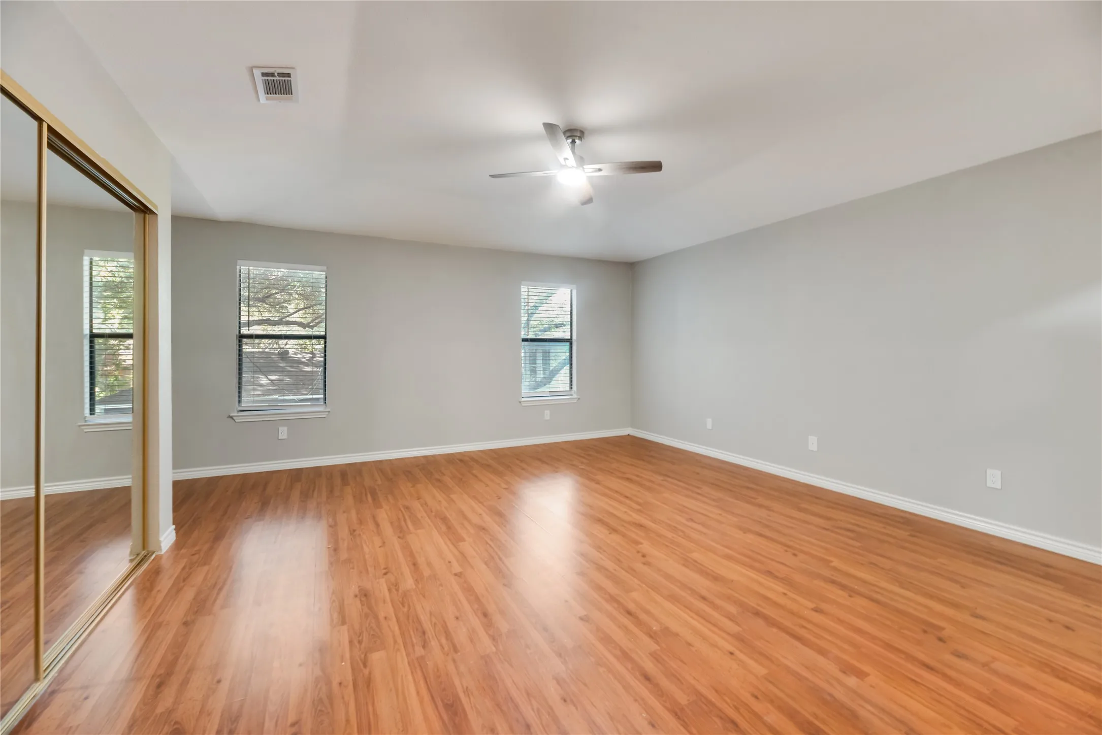 Single Family Residence For Sale in Dallas County , 730 W Canty Street, Dallas, Texas 75208, 2 Bedroom, 3 Bathroom, 2 Garage spaces, 1,557 Sqft, built in 1982, mls#21395548, Real Estate Agent in Dallas, Homes For Sale in Dallas county, Homes For Sale in Dallas, Realtor in Dallas Texas, Real Estate Brokerage Independent Realty Texas, Luminita Cordes Realtor