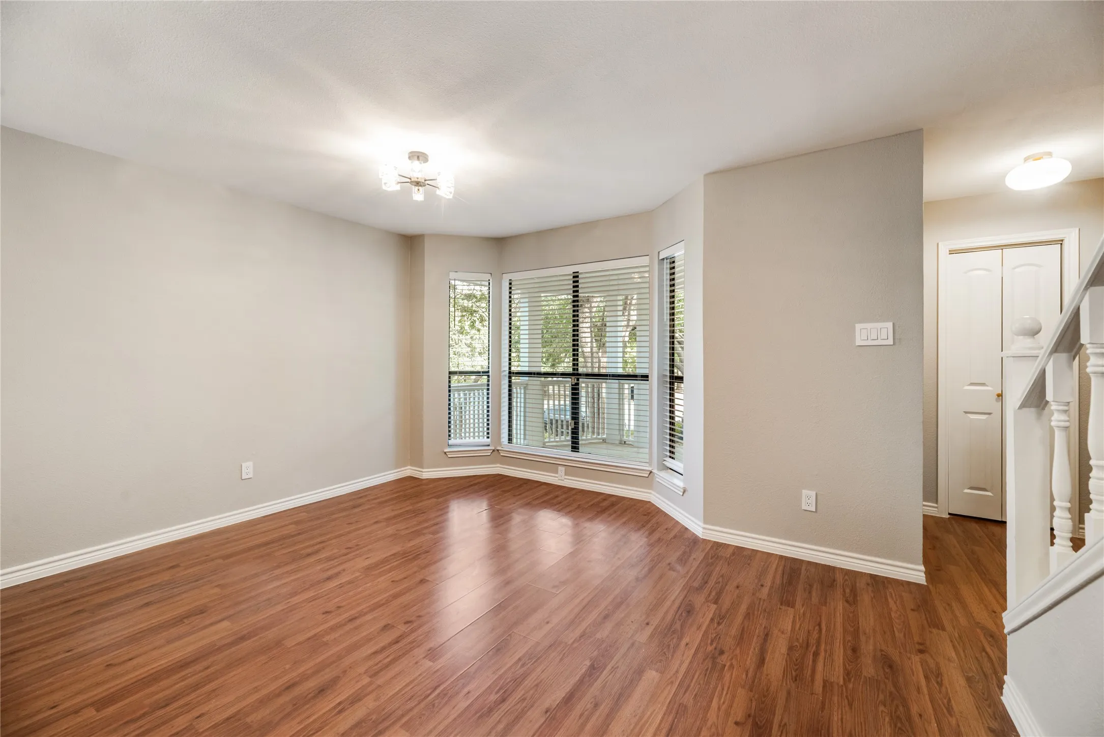 Single Family Residence For Sale in Dallas County , 730 W Canty Street, Dallas, Texas 75208, 2 Bedroom, 3 Bathroom, 2 Garage spaces, 1,557 Sqft, built in 1982, mls#21395548, Real Estate Agent in Dallas, Homes For Sale in Dallas county, Homes For Sale in Dallas, Realtor in Dallas Texas, Real Estate Brokerage Independent Realty Texas, Luminita Cordes Realtor