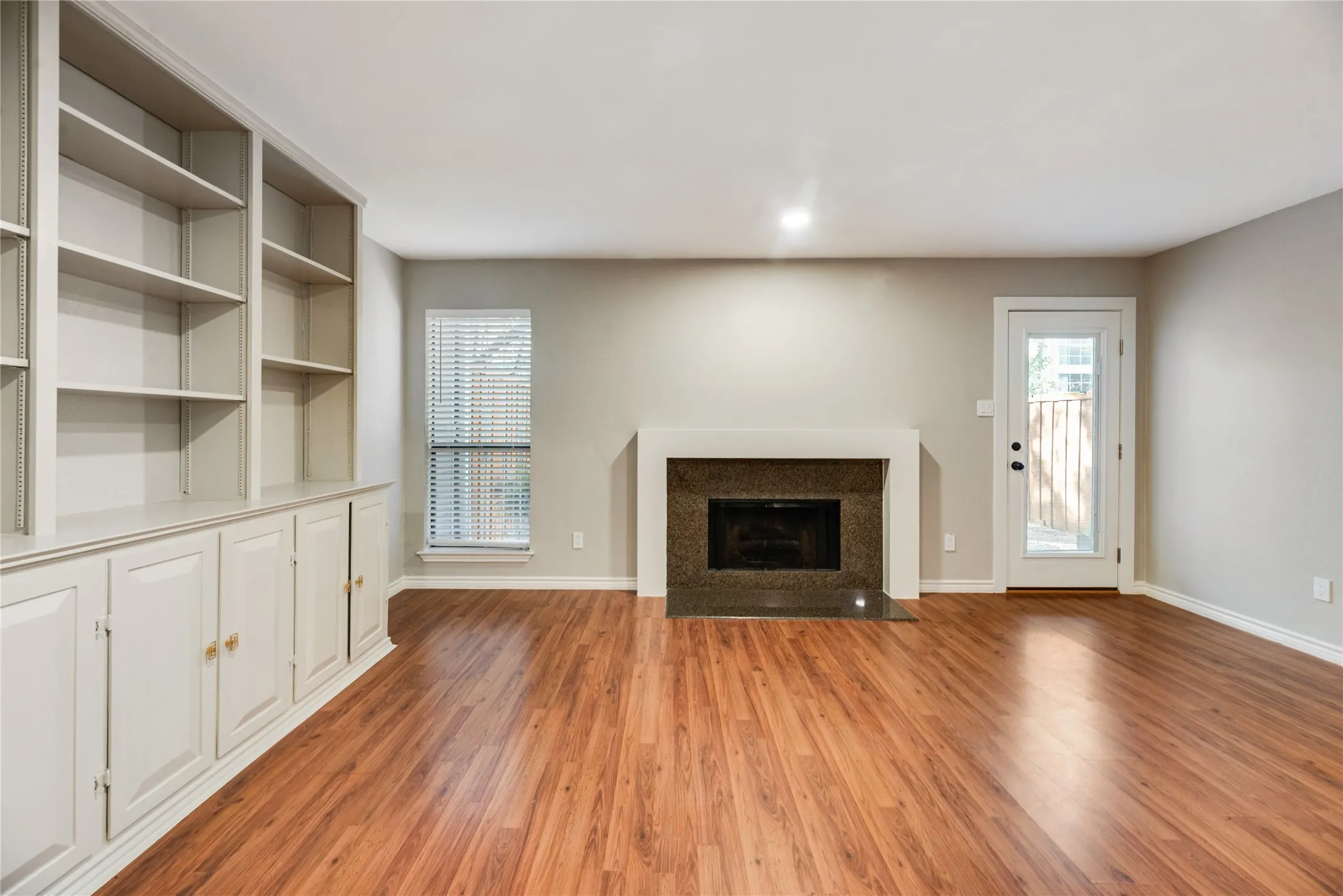 Single Family Residence For Sale in Dallas County , 730 W Canty Street, Dallas, Texas 75208, 2 Bedroom, 3 Bathroom, 2 Garage spaces, 1,557 Sqft, built in 1982, mls#21395548, Real Estate Agent in Dallas, Homes For Sale in Dallas county, Homes For Sale in Dallas, Realtor in Dallas Texas, Real Estate Brokerage Independent Realty Texas, Luminita Cordes Realtor