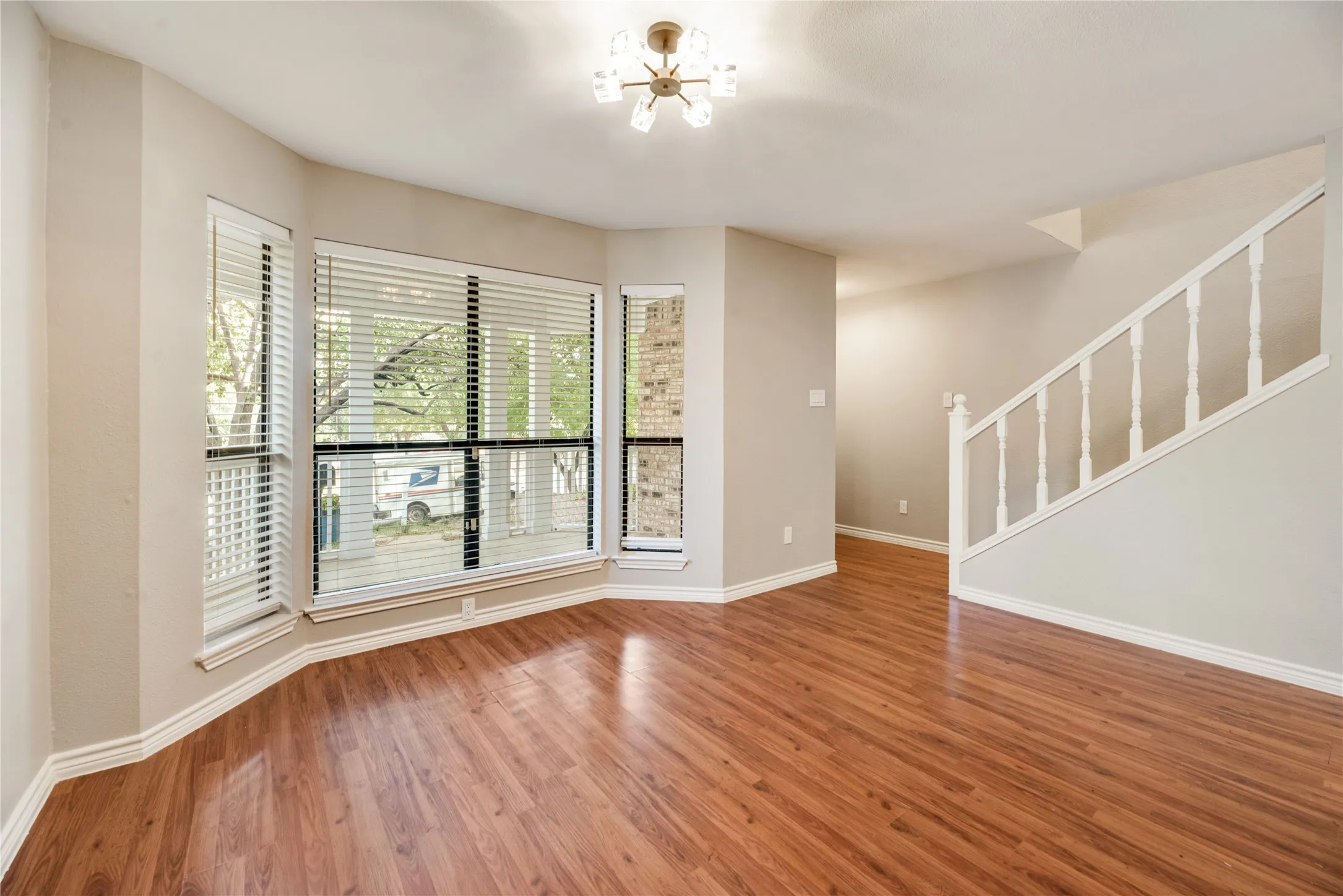 Single Family Residence For Sale in Dallas County , 730 W Canty Street, Dallas, Texas 75208, 2 Bedroom, 3 Bathroom, 2 Garage spaces, 1,557 Sqft, built in 1982, mls#21395548, Real Estate Agent in Dallas, Homes For Sale in Dallas county, Homes For Sale in Dallas, Realtor in Dallas Texas, Real Estate Brokerage Independent Realty Texas, Luminita Cordes Realtor