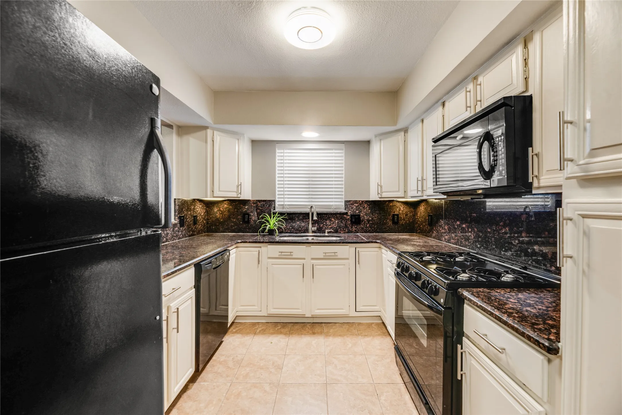Single Family Residence For Sale in Dallas County , 730 W Canty Street, Dallas, Texas 75208, 2 Bedroom, 3 Bathroom, 2 Garage spaces, 1,557 Sqft, built in 1982, mls#21395548, Real Estate Agent in Dallas, Homes For Sale in Dallas county, Homes For Sale in Dallas, Realtor in Dallas Texas, Real Estate Brokerage Independent Realty Texas, Luminita Cordes Realtor