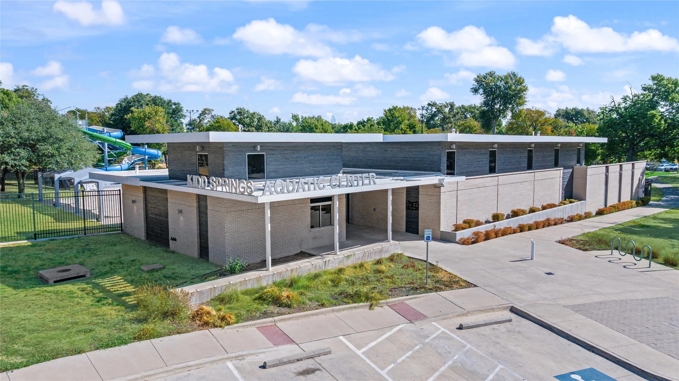 Single Family Residence For Sale in Dallas County , 730 W Canty Street, Dallas, Texas 75208, 2 Bedroom, 3 Bathroom, 2 Garage spaces, 1,557 Sqft, built in 1982, mls#21395548, Real Estate Agent in Dallas, Homes For Sale in Dallas county, Homes For Sale in Dallas, Realtor in Dallas Texas, Real Estate Brokerage Independent Realty Texas, Luminita Cordes Realtor