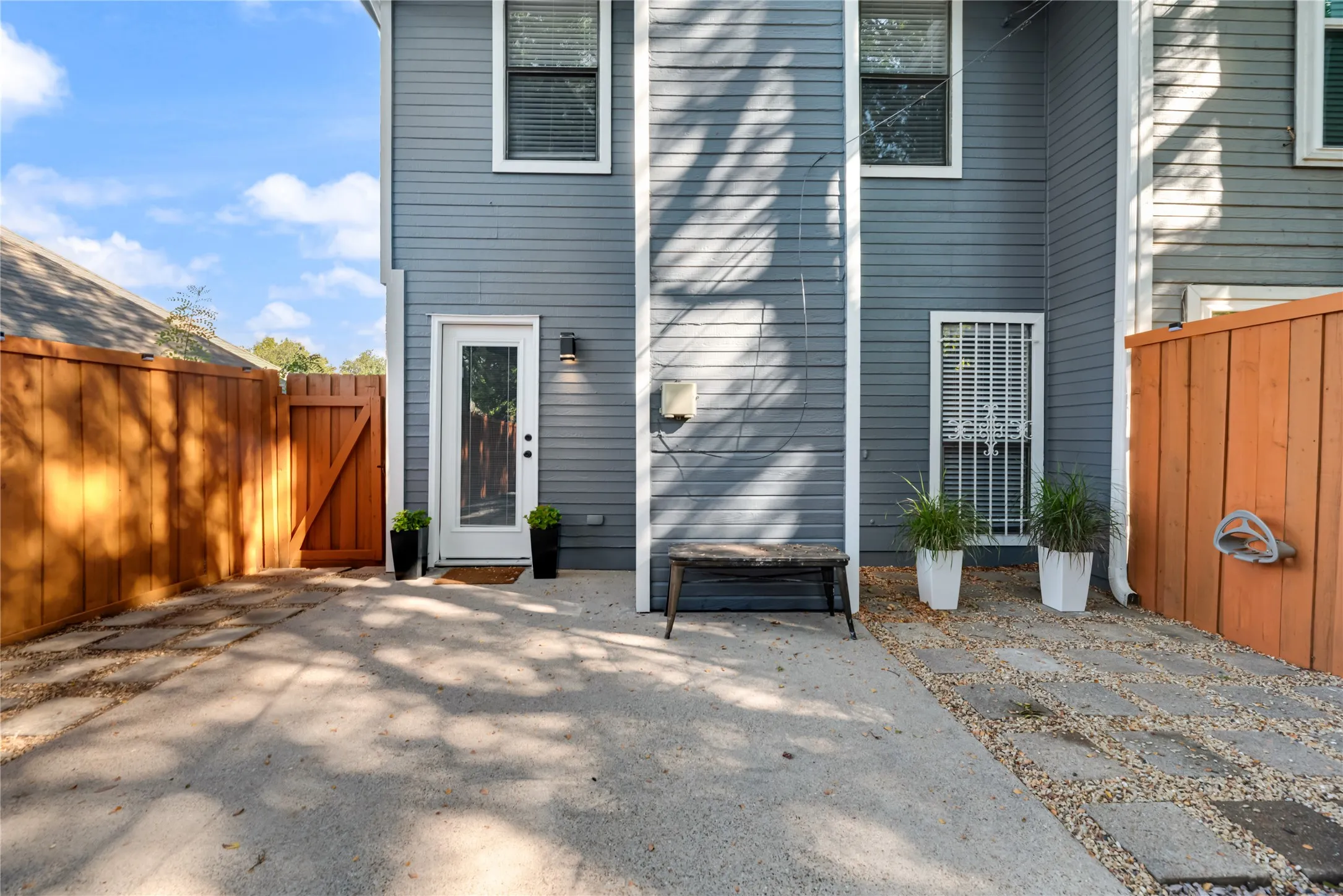 Single Family Residence For Sale in Dallas County , 730 W Canty Street, Dallas, Texas 75208, 2 Bedroom, 3 Bathroom, 2 Garage spaces, 1,557 Sqft, built in 1982, mls#21395548, Real Estate Agent in Dallas, Homes For Sale in Dallas county, Homes For Sale in Dallas, Realtor in Dallas Texas, Real Estate Brokerage Independent Realty Texas, Luminita Cordes Realtor