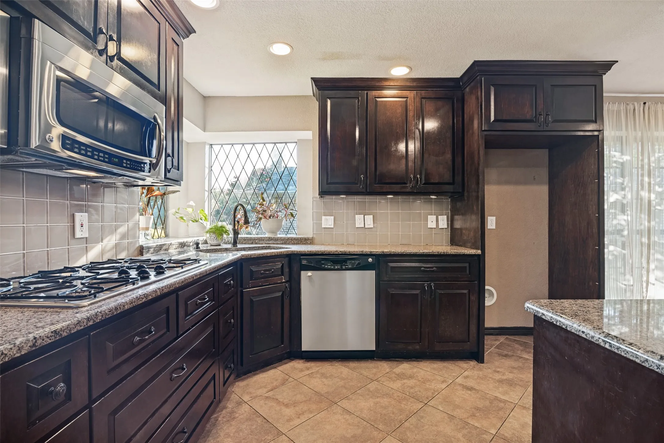 Single Family Residence For Sale in Collin County , 2504 Evans Drive, Plano, Texas 75075, 5 Bedroom, 3 Bathroom, 2 Garage spaces, 2,983 Sqft, built in 1976, mls#21395056, Real Estate Agent in Plano, Homes For Sale in Collin county, Homes For Sale in Plano, Realtor in Plano Texas, Real Estate Brokerage Independent Realty Texas, Luminita Cordes Realtor