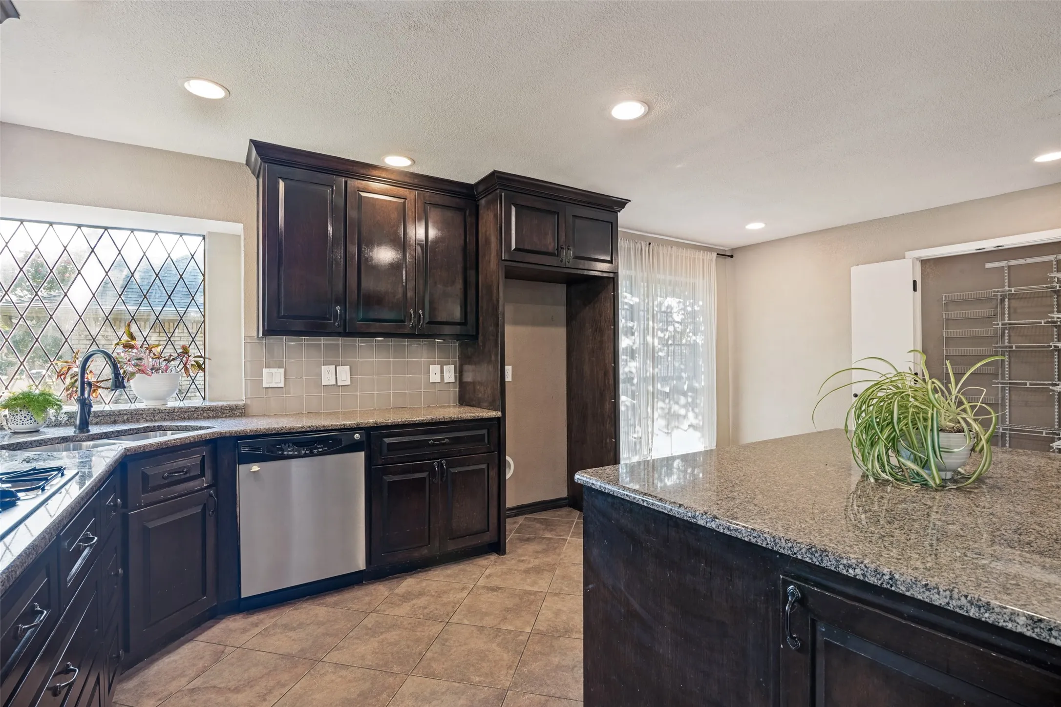 Single Family Residence For Sale in Collin County , 2504 Evans Drive, Plano, Texas 75075, 5 Bedroom, 3 Bathroom, 2 Garage spaces, 2,983 Sqft, built in 1976, mls#21395056, Real Estate Agent in Plano, Homes For Sale in Collin county, Homes For Sale in Plano, Realtor in Plano Texas, Real Estate Brokerage Independent Realty Texas, Luminita Cordes Realtor