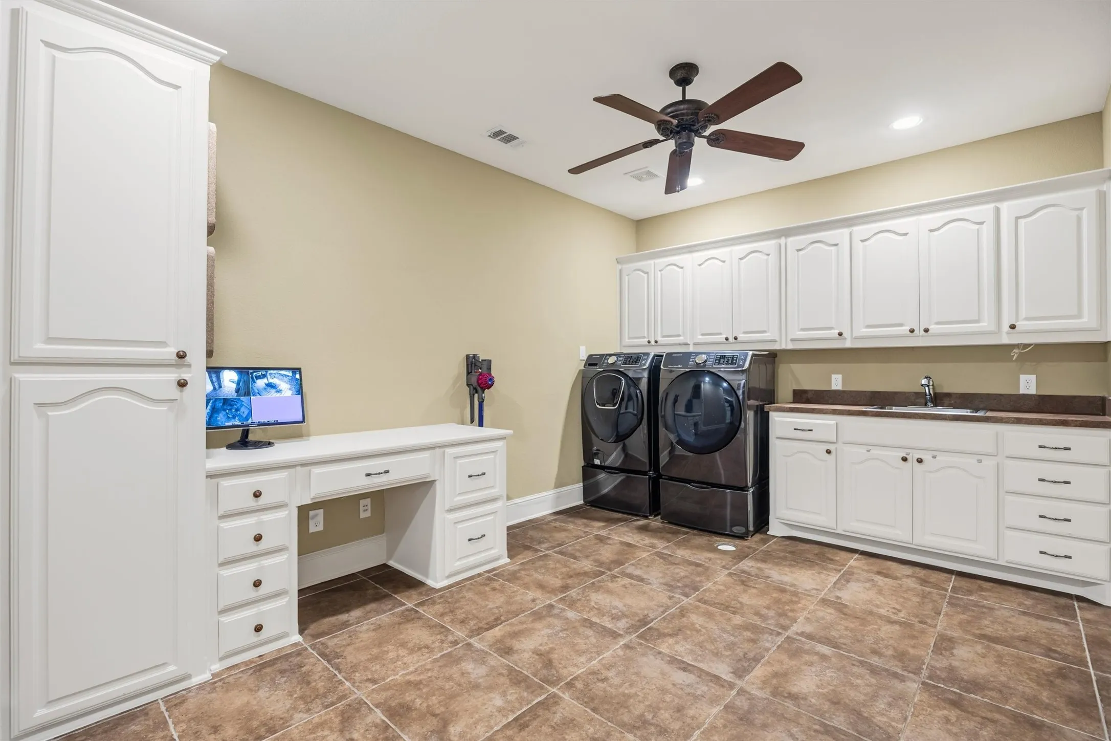 Townhouse For Sale in Denton County , 2624 Grail Maiden Court, Lewisville, Texas 75056, 3 Bedroom, 4 Bathroom, 2 Garage spaces, 3,696 Sqft, built in 2006, mls#21394772, Real Estate Agent in Lewisville, Homes For Sale in Denton county, Homes For Sale in Lewisville, Realtor in Lewisville Texas, Real Estate Brokerage Independent Realty Texas, Luminita Cordes Realtor