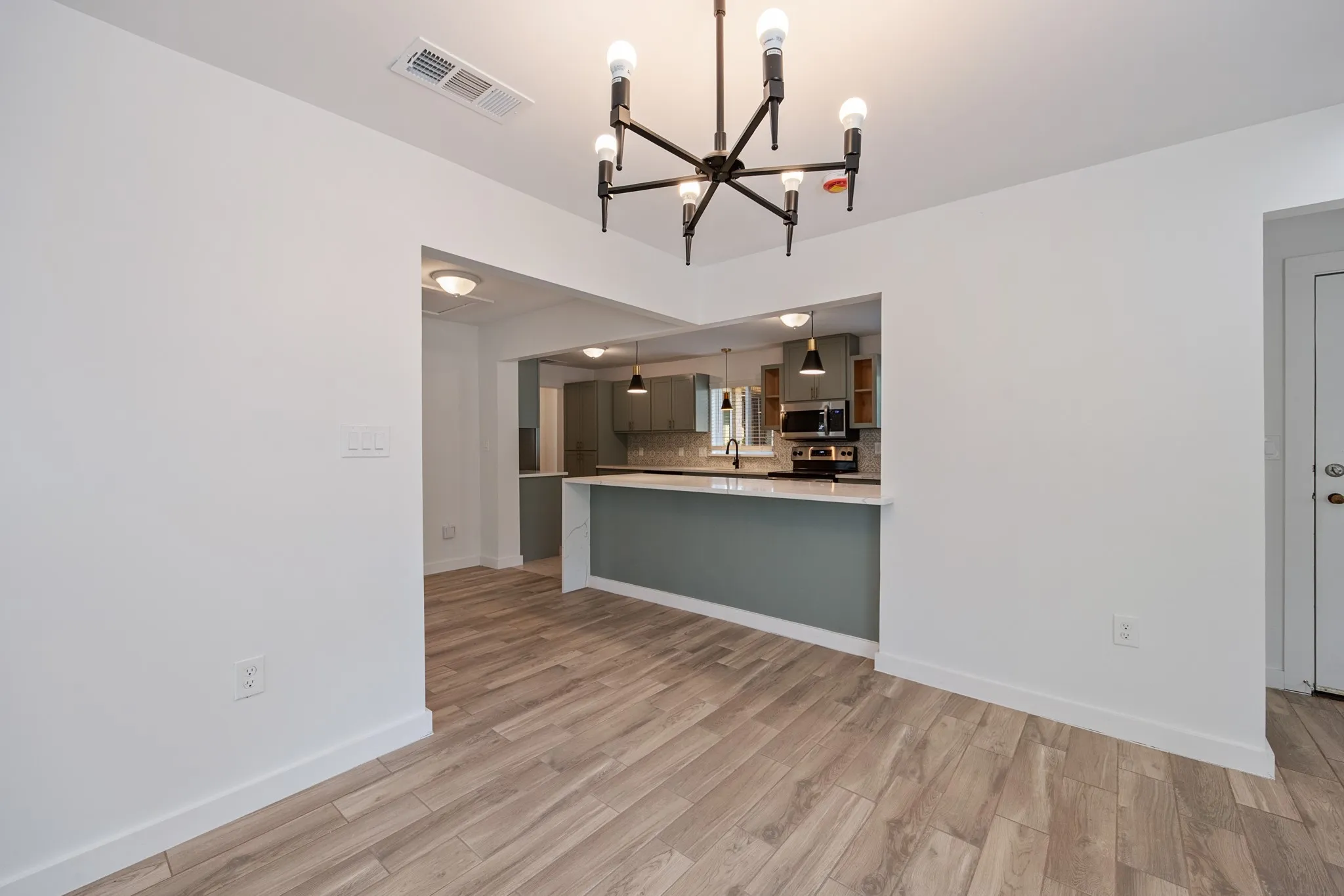 Single Family Residence For Rent in Grayson County , 1606 N Woods Street, Sherman, Texas 75092, 3 Bedroom, 3 Bathroom, 1 Garage spaces, 2,097 Sqft, built in 1949, mls#21395588, Real Estate Agent in Sherman, Homes For Rent in Grayson county, Homes For Rent in Sherman, Realtor in Sherman Texas, Real Estate Brokerage Independent Realty Texas, Luminita Cordes Realtor