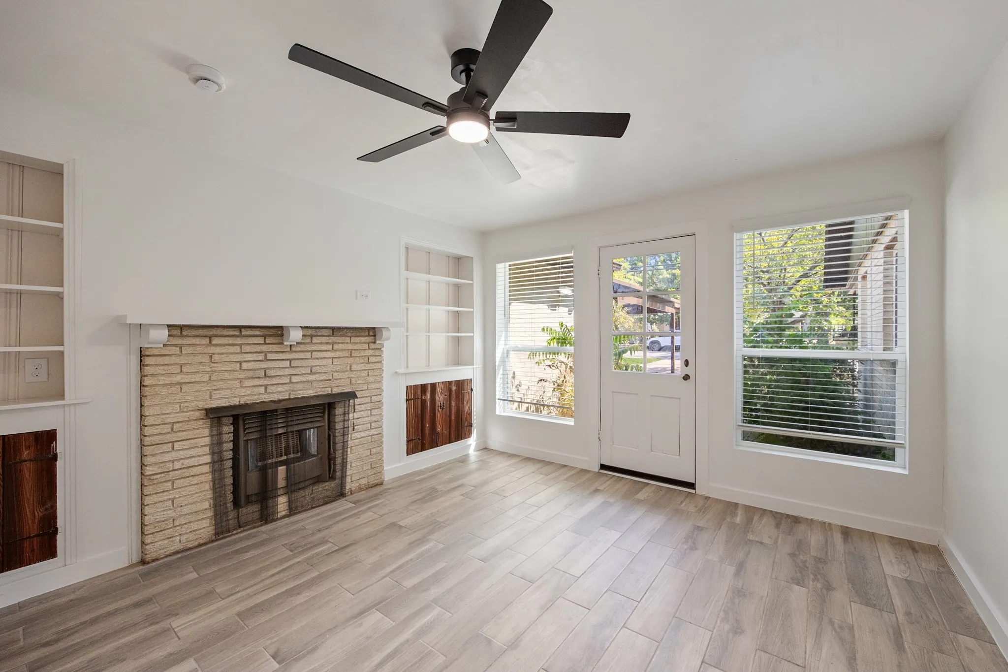 Single Family Residence For Rent in Grayson County , 1606 N Woods Street, Sherman, Texas 75092, 3 Bedroom, 3 Bathroom, 1 Garage spaces, 2,097 Sqft, built in 1949, mls#21395588, Real Estate Agent in Sherman, Homes For Rent in Grayson county, Homes For Rent in Sherman, Realtor in Sherman Texas, Real Estate Brokerage Independent Realty Texas, Luminita Cordes Realtor
