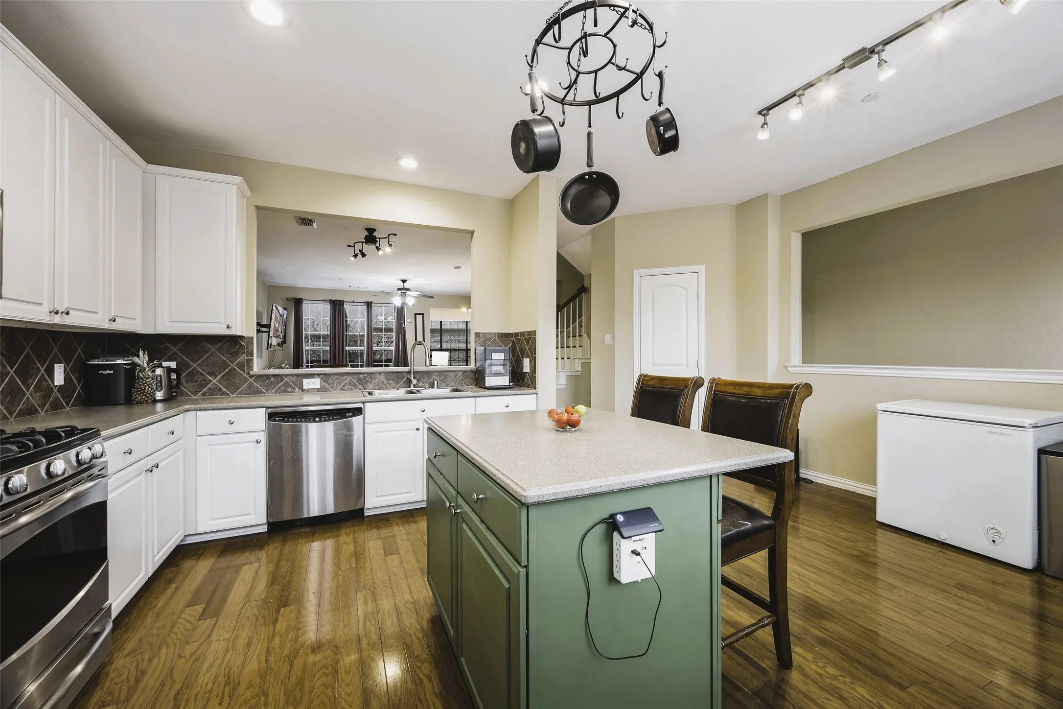 Single Family Residence For Sale in Denton County , 2544 Jacobson Drive, Lewisville, Texas 75067, 3 Bedroom, 4 Bathroom, 2 Garage spaces, 2,565 Sqft, built in 2007, mls#21395592, Real Estate Agent in Lewisville, Homes For Sale in Denton county, Homes For Sale in Lewisville, Realtor in Lewisville Texas, Real Estate Brokerage Independent Realty Texas, Luminita Cordes Realtor