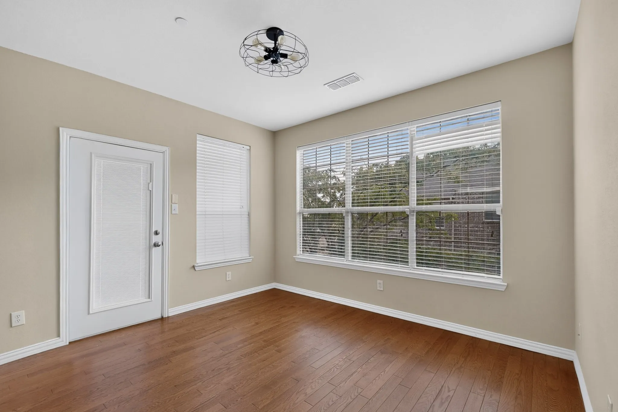 Single Family Residence For Sale in Denton County , 2544 Jacobson Drive, Lewisville, Texas 75067, 3 Bedroom, 4 Bathroom, 2 Garage spaces, 2,565 Sqft, built in 2007, mls#21395592, Real Estate Agent in Lewisville, Homes For Sale in Denton county, Homes For Sale in Lewisville, Realtor in Lewisville Texas, Real Estate Brokerage Independent Realty Texas, Luminita Cordes Realtor