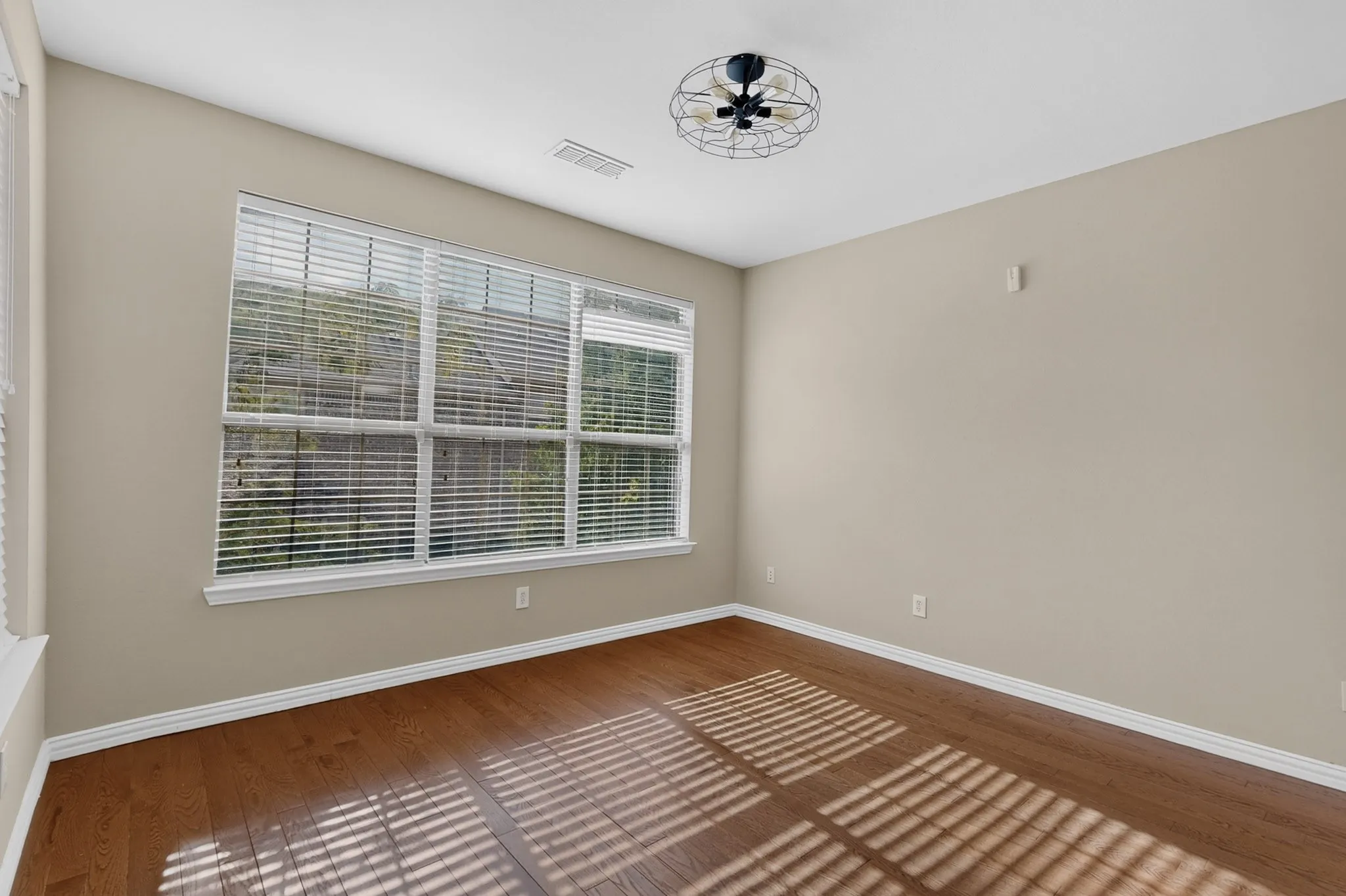 Single Family Residence For Sale in Denton County , 2544 Jacobson Drive, Lewisville, Texas 75067, 3 Bedroom, 4 Bathroom, 2 Garage spaces, 2,565 Sqft, built in 2007, mls#21395592, Real Estate Agent in Lewisville, Homes For Sale in Denton county, Homes For Sale in Lewisville, Realtor in Lewisville Texas, Real Estate Brokerage Independent Realty Texas, Luminita Cordes Realtor
