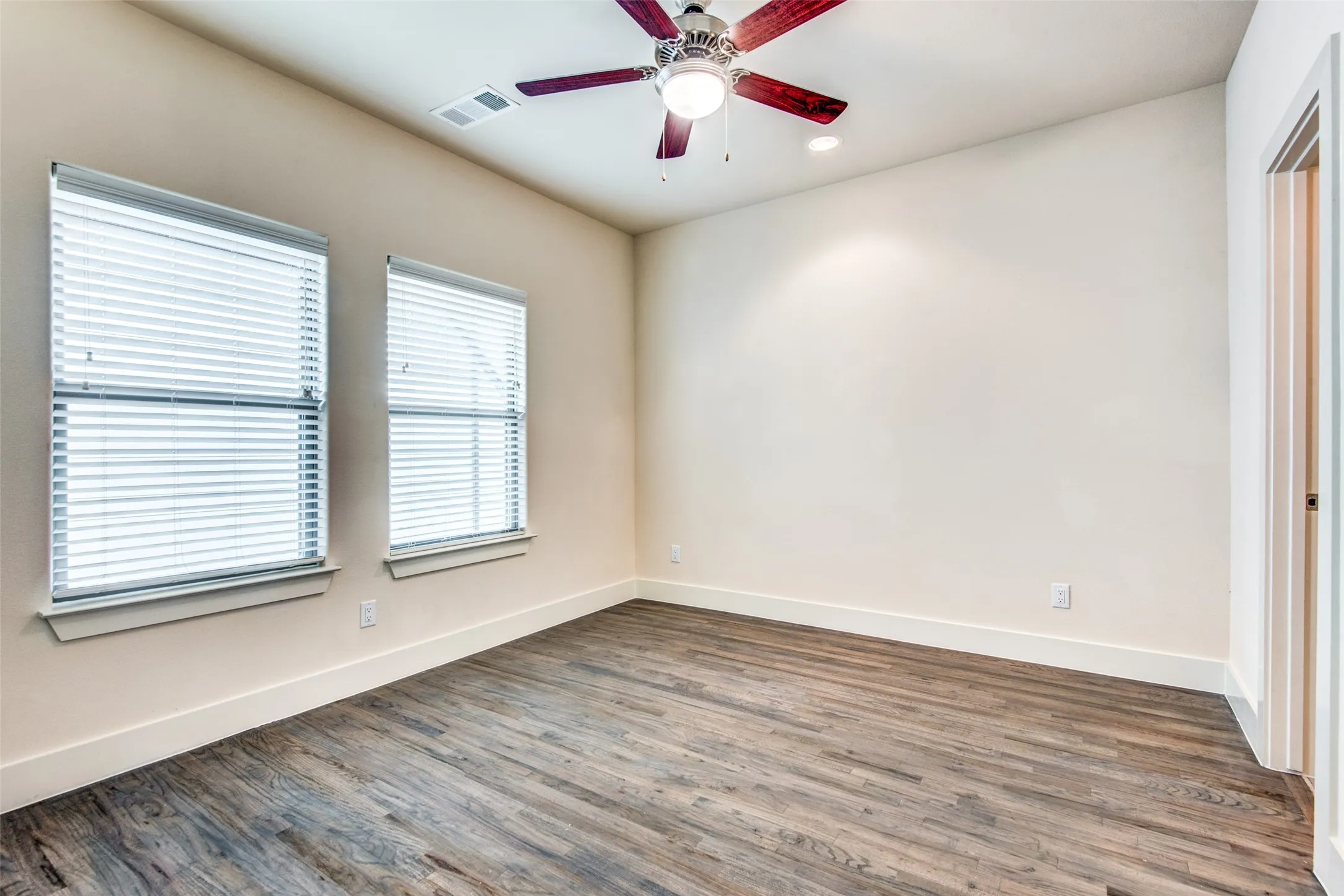 Townhouse For Rent in Dallas County , 4316 Hartford Street 19, Dallas, Texas 75219, 2 Bedroom, 3 Bathroom, 2 Garage spaces, 1,394 Sqft, built in 2019, mls#21376367, Real Estate Agent in Dallas, Homes For Rent in Dallas county, Homes For Rent in Dallas, Realtor in Dallas Texas, Real Estate Brokerage Independent Realty Texas, Luminita Cordes Realtor