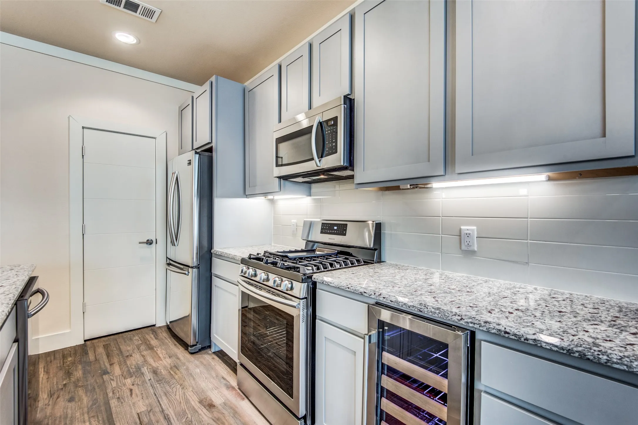 Townhouse For Rent in Dallas County , 4316 Hartford Street 19, Dallas, Texas 75219, 2 Bedroom, 3 Bathroom, 2 Garage spaces, 1,394 Sqft, built in 2019, mls#21376367, Real Estate Agent in Dallas, Homes For Rent in Dallas county, Homes For Rent in Dallas, Realtor in Dallas Texas, Real Estate Brokerage Independent Realty Texas, Luminita Cordes Realtor