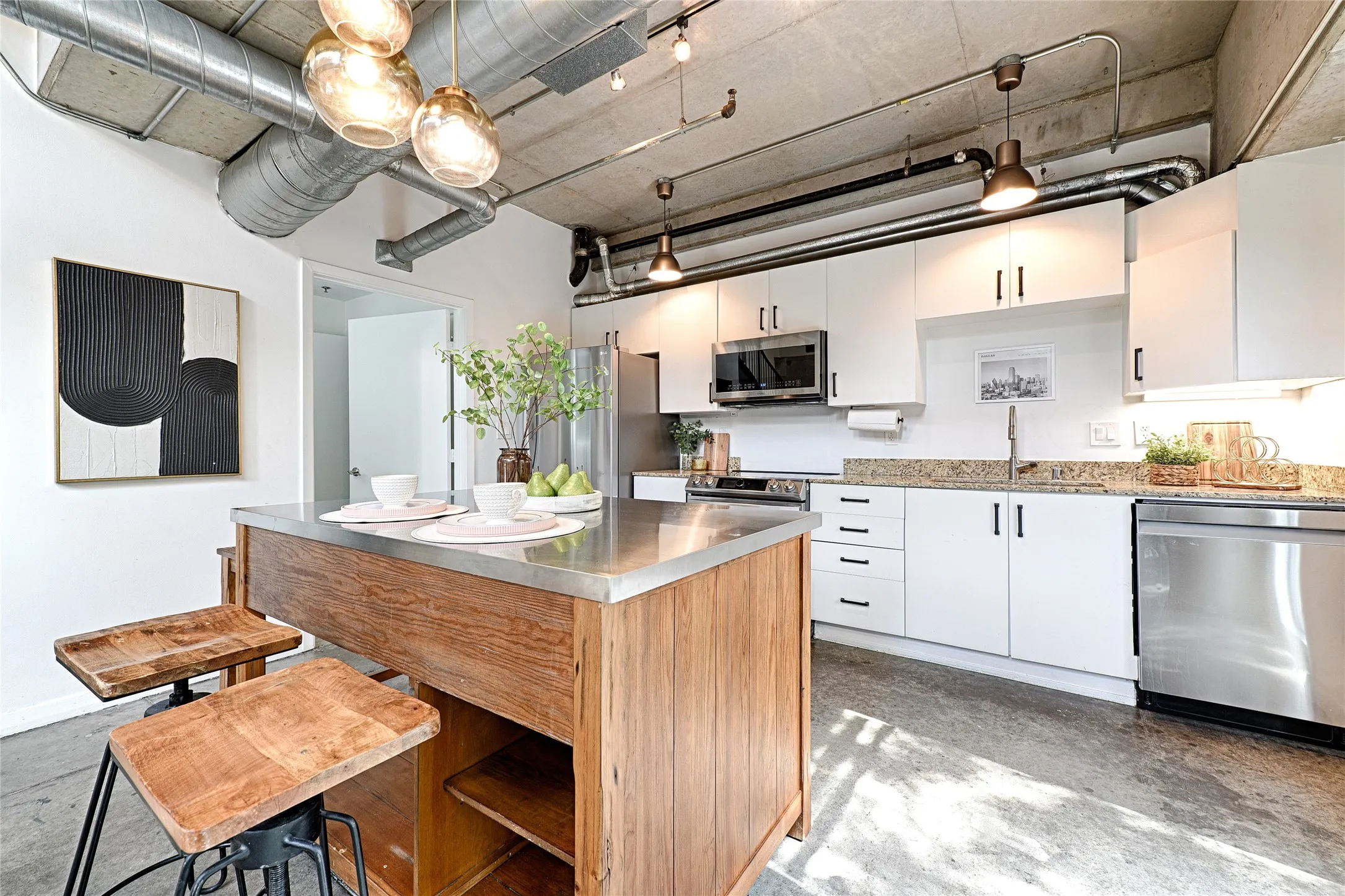 Condominium For Sale in Dallas County , 1001 Belleview Street 104, Dallas, Texas 75215, 1 Bedroom, 2 Bathroom, 1 Garage spaces, 836 Sqft, built in 2007, mls#21395489, Real Estate Agent in Dallas, Homes For Sale in Dallas county, Homes For Sale in Dallas, Realtor in Dallas Texas, Real Estate Brokerage Independent Realty Texas, Luminita Cordes Realtor
