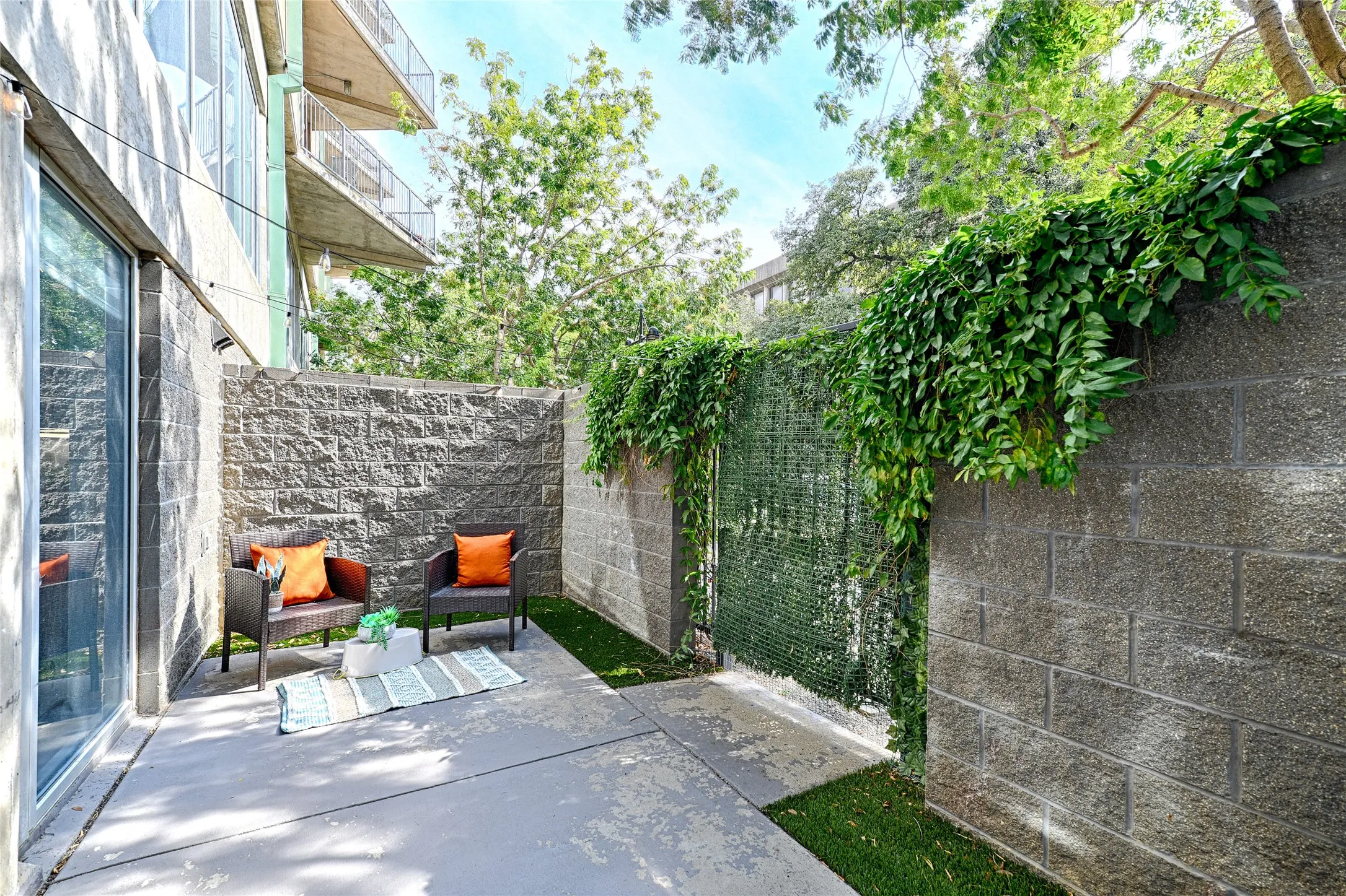 Condominium For Sale in Dallas County , 1001 Belleview Street 104, Dallas, Texas 75215, 1 Bedroom, 2 Bathroom, 1 Garage spaces, 836 Sqft, built in 2007, mls#21395489, Real Estate Agent in Dallas, Homes For Sale in Dallas county, Homes For Sale in Dallas, Realtor in Dallas Texas, Real Estate Brokerage Independent Realty Texas, Luminita Cordes Realtor