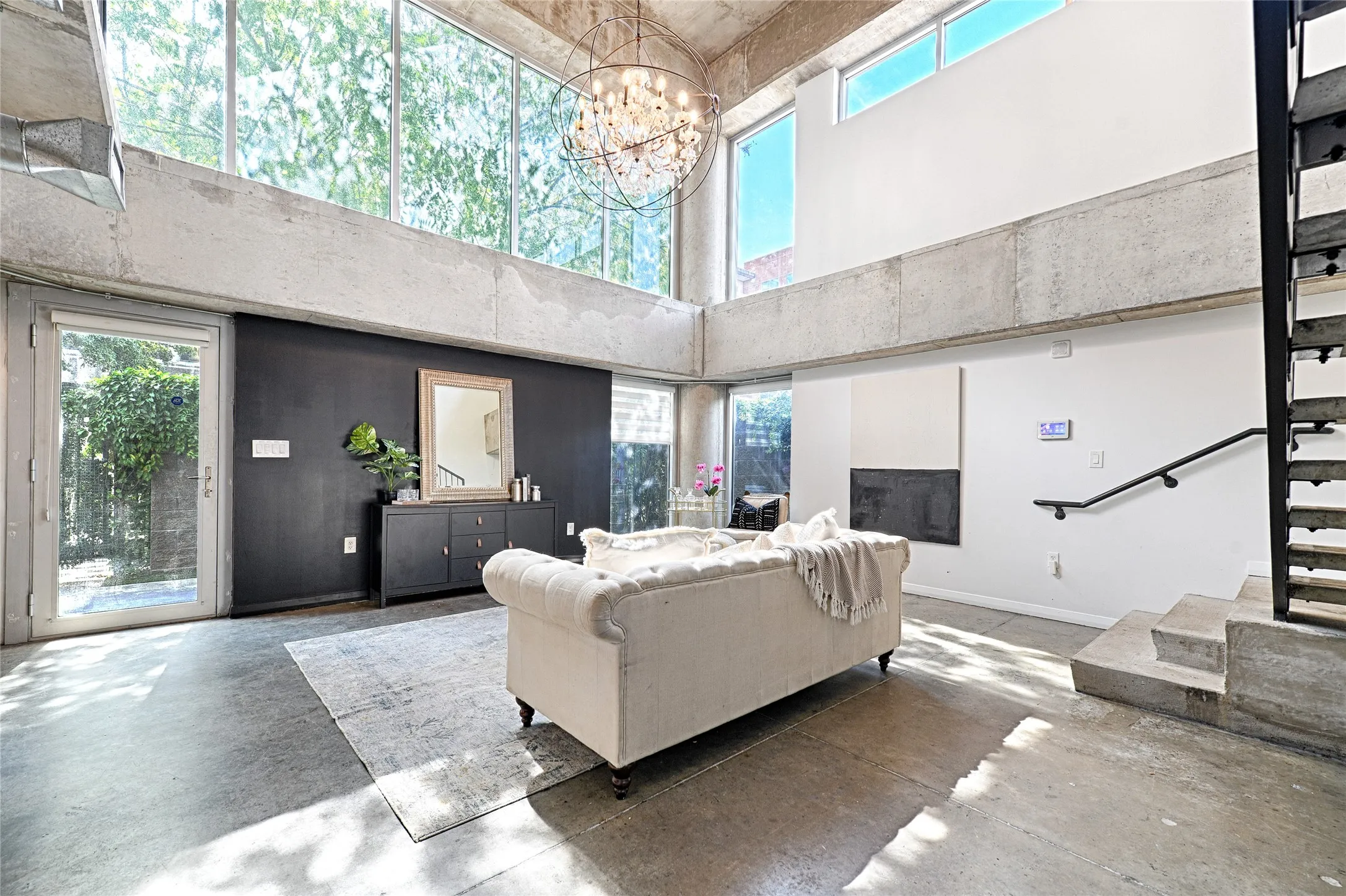 Condominium For Sale in Dallas County , 1001 Belleview Street 104, Dallas, Texas 75215, 1 Bedroom, 2 Bathroom, 1 Garage spaces, 836 Sqft, built in 2007, mls#21395489, Real Estate Agent in Dallas, Homes For Sale in Dallas county, Homes For Sale in Dallas, Realtor in Dallas Texas, Real Estate Brokerage Independent Realty Texas, Luminita Cordes Realtor
