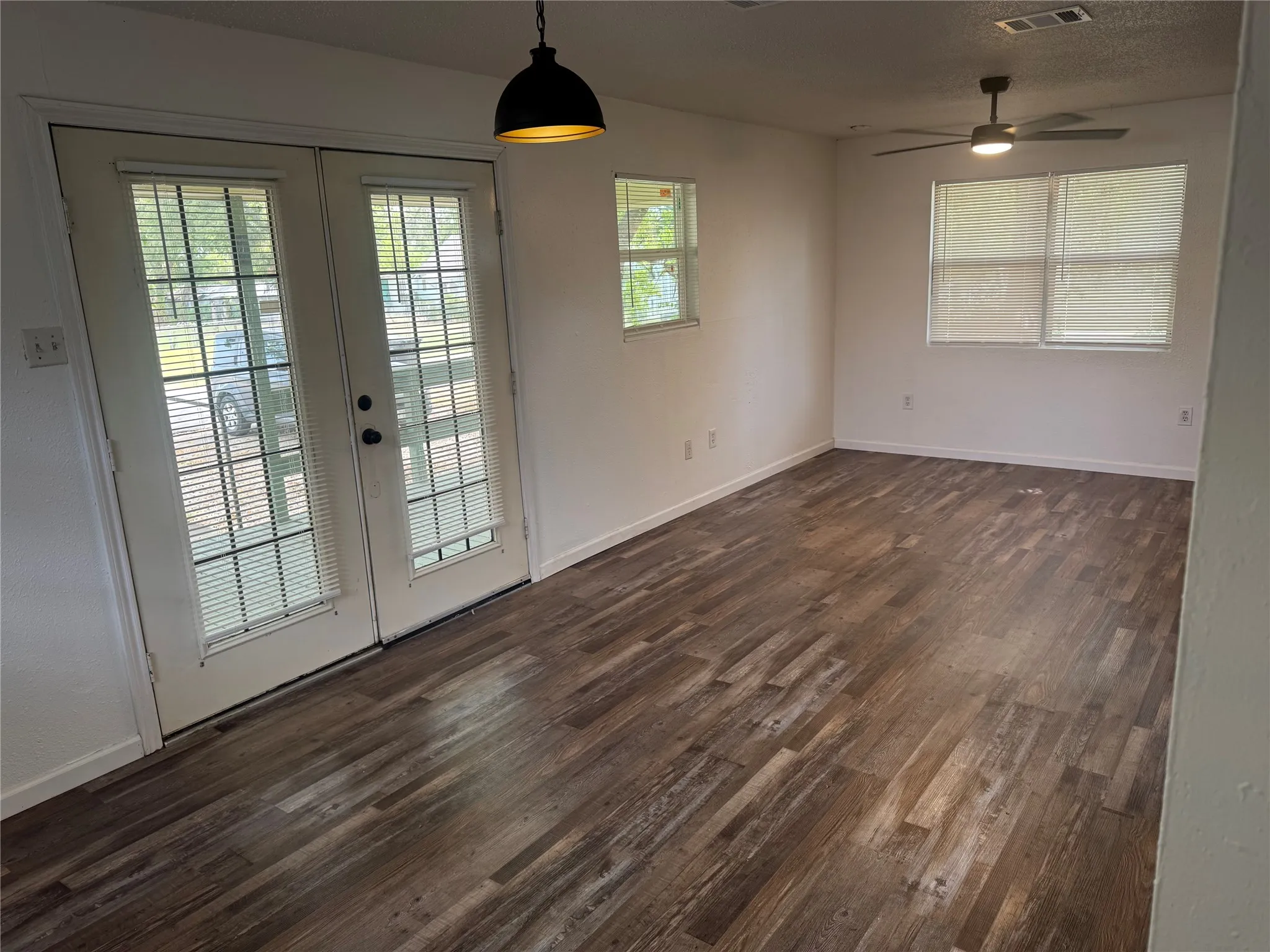 Single Family Residence For Rent in Mc Lennan County , 2715 S 2nd Street, Waco, Texas 76706, 2 Bedroom, 1 Bathroom, Garage spaces, 864 Sqft, built in 1984, mls#21395595, Real Estate Agent in Waco, Homes For Rent in Mc Lennan county, Homes For Rent in Waco, Realtor in Waco Texas, Real Estate Brokerage Independent Realty Texas, Luminita Cordes Realtor