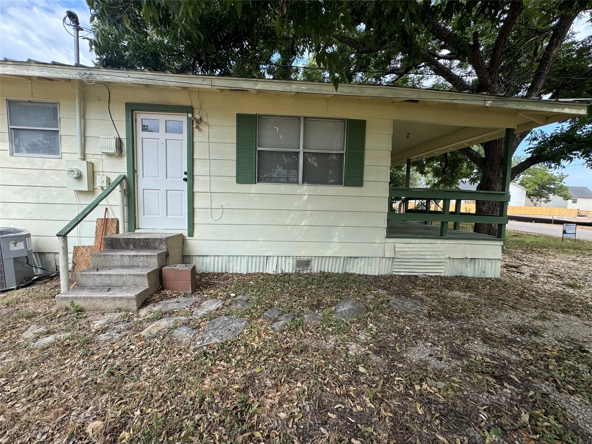 Single Family Residence For Rent in Mc Lennan County , 2715 S 2nd Street, Waco, Texas 76706, 2 Bedroom, 1 Bathroom, Garage spaces, 864 Sqft, built in 1984, mls#21395595, Real Estate Agent in Waco, Homes For Rent in Mc Lennan county, Homes For Rent in Waco, Realtor in Waco Texas, Real Estate Brokerage Independent Realty Texas, Luminita Cordes Realtor