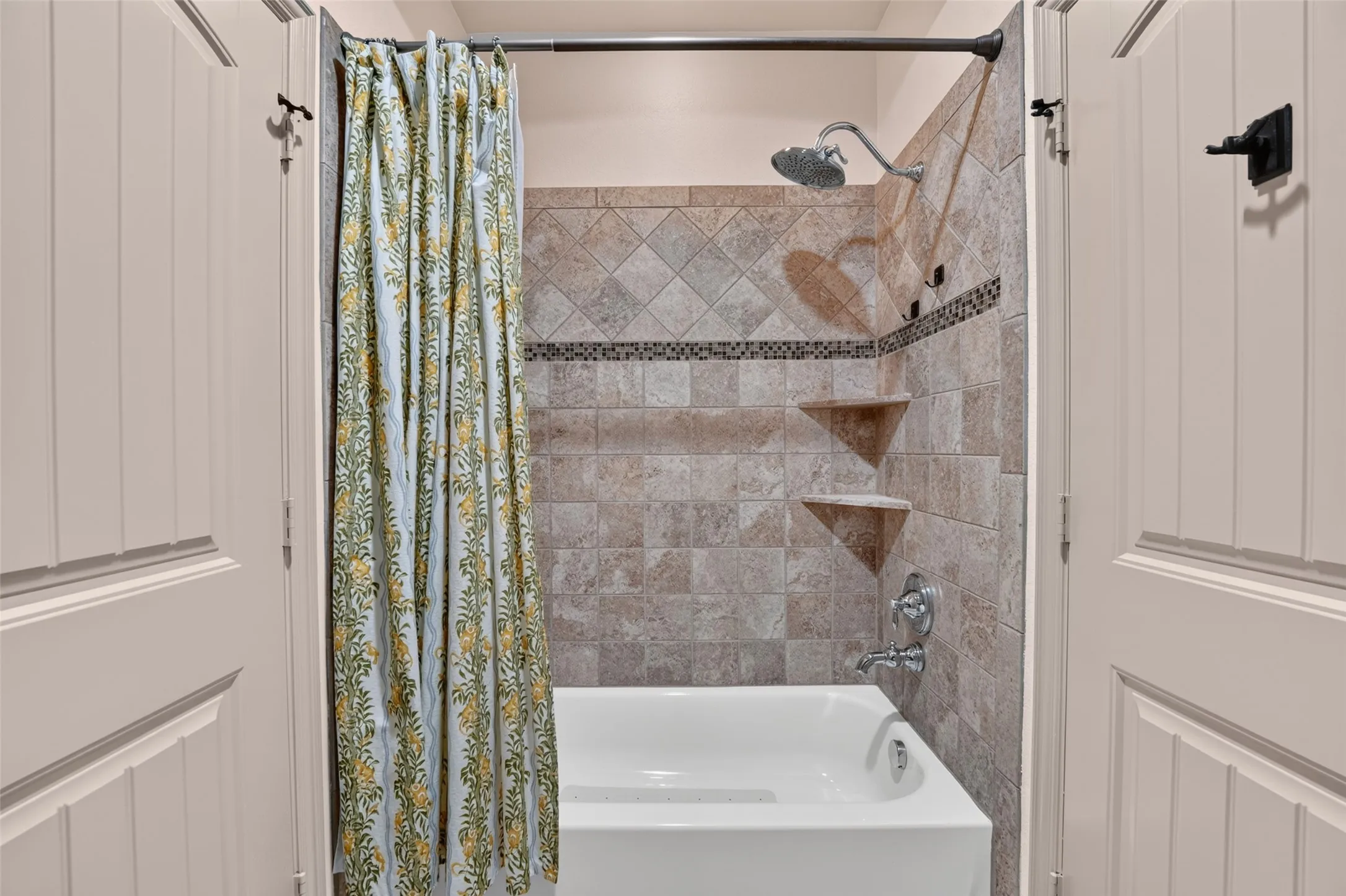 Secondary Bathroom Upstairs Jack and Jill