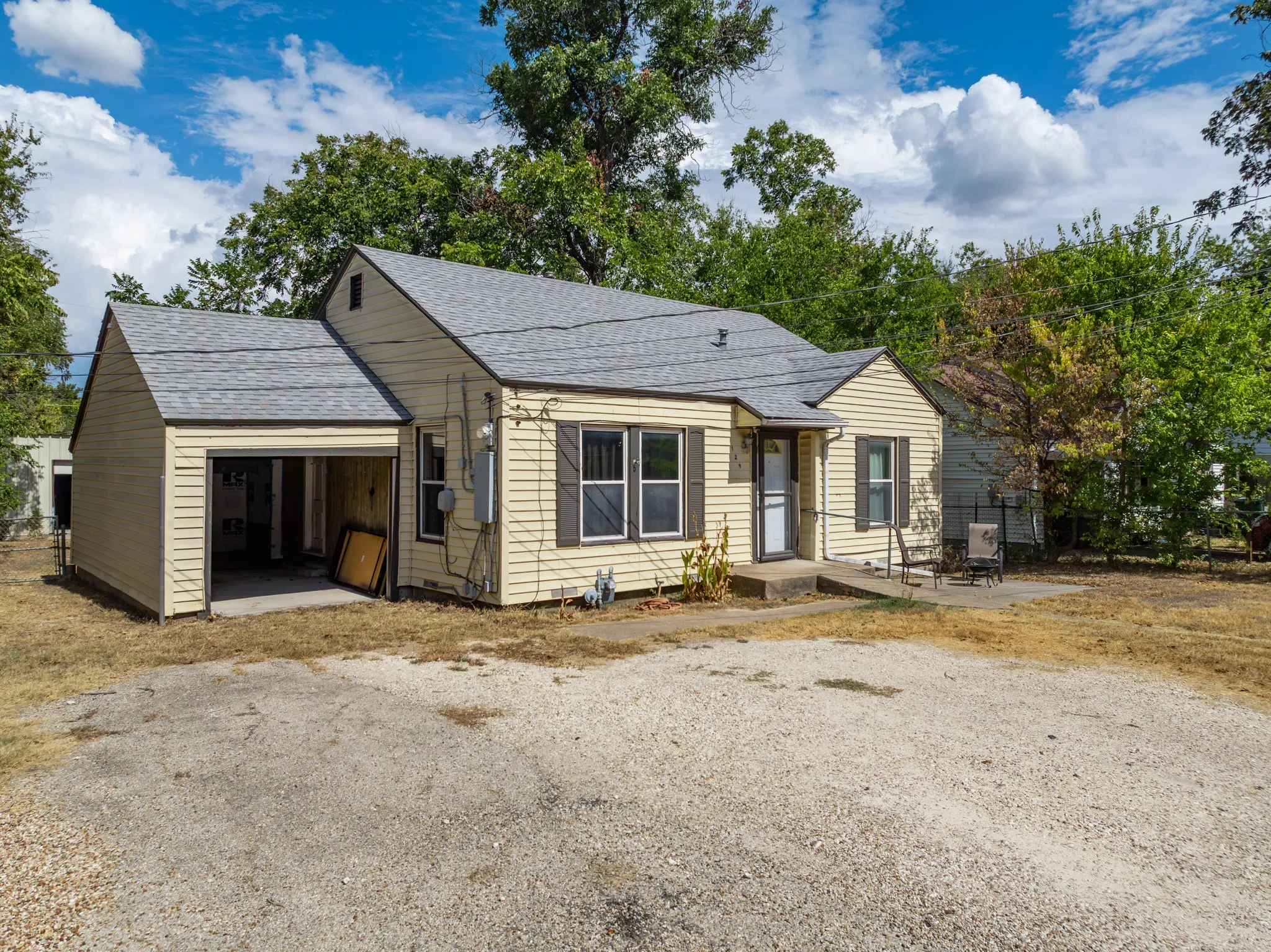 Single Family Residence For Sale in Mc Lennan County , 129 Victory Drive, Beverly Hills, Texas 76711, 3 Bedroom, 2 Bathroom, 2 Garage spaces, 1,168 Sqft, built in 1942, mls#21394586, Real Estate Agent in Beverly Hills, Homes For Sale in Mc Lennan county, Homes For Sale in Beverly Hills, Realtor in Beverly Hills Texas, Real Estate Brokerage Independent Realty Texas, Luminita Cordes Realtor