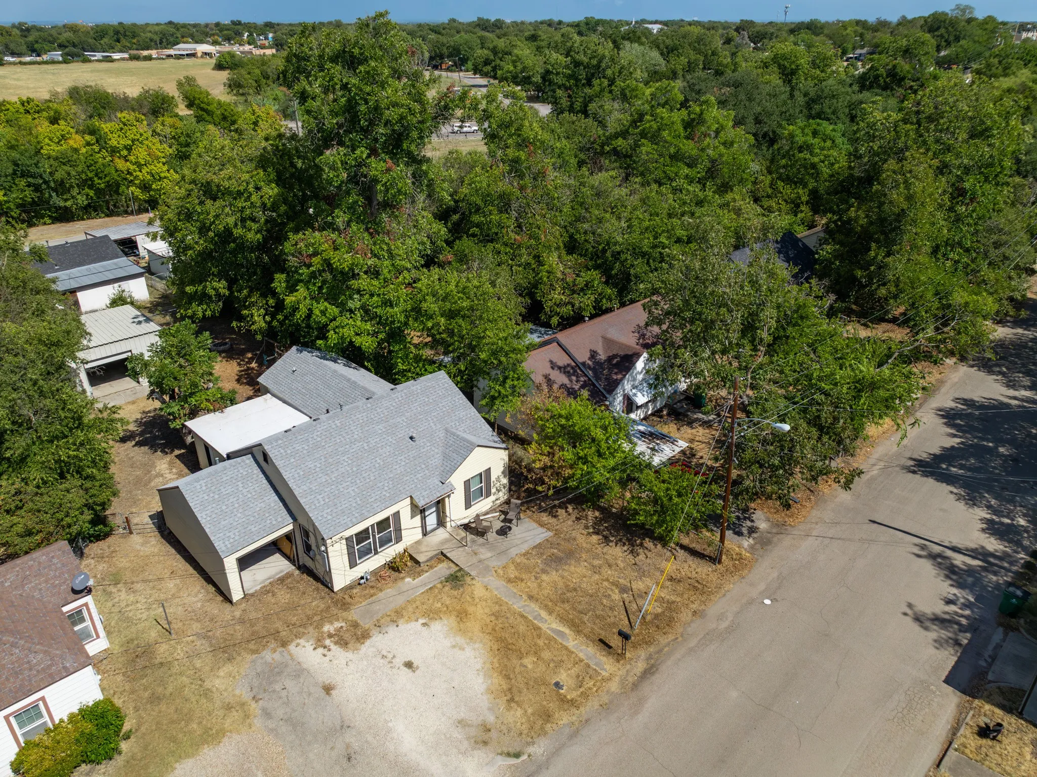 Single Family Residence For Sale in Mc Lennan County , 129 Victory Drive, Beverly Hills, Texas 76711, 3 Bedroom, 2 Bathroom, 2 Garage spaces, 1,168 Sqft, built in 1942, mls#21394586, Real Estate Agent in Beverly Hills, Homes For Sale in Mc Lennan county, Homes For Sale in Beverly Hills, Realtor in Beverly Hills Texas, Real Estate Brokerage Independent Realty Texas, Luminita Cordes Realtor