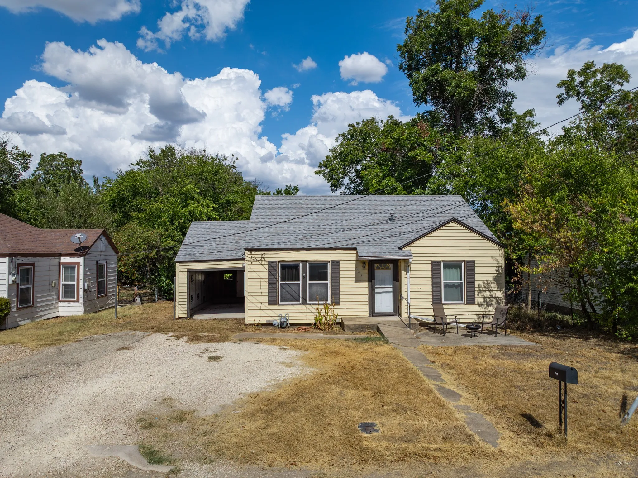Single Family Residence For Sale in Mc Lennan County , 129 Victory Drive, Beverly Hills, Texas 76711, 3 Bedroom, 2 Bathroom, 2 Garage spaces, 1,168 Sqft, built in 1942, mls#21394586, Real Estate Agent in Beverly Hills, Homes For Sale in Mc Lennan county, Homes For Sale in Beverly Hills, Realtor in Beverly Hills Texas, Real Estate Brokerage Independent Realty Texas, Luminita Cordes Realtor
