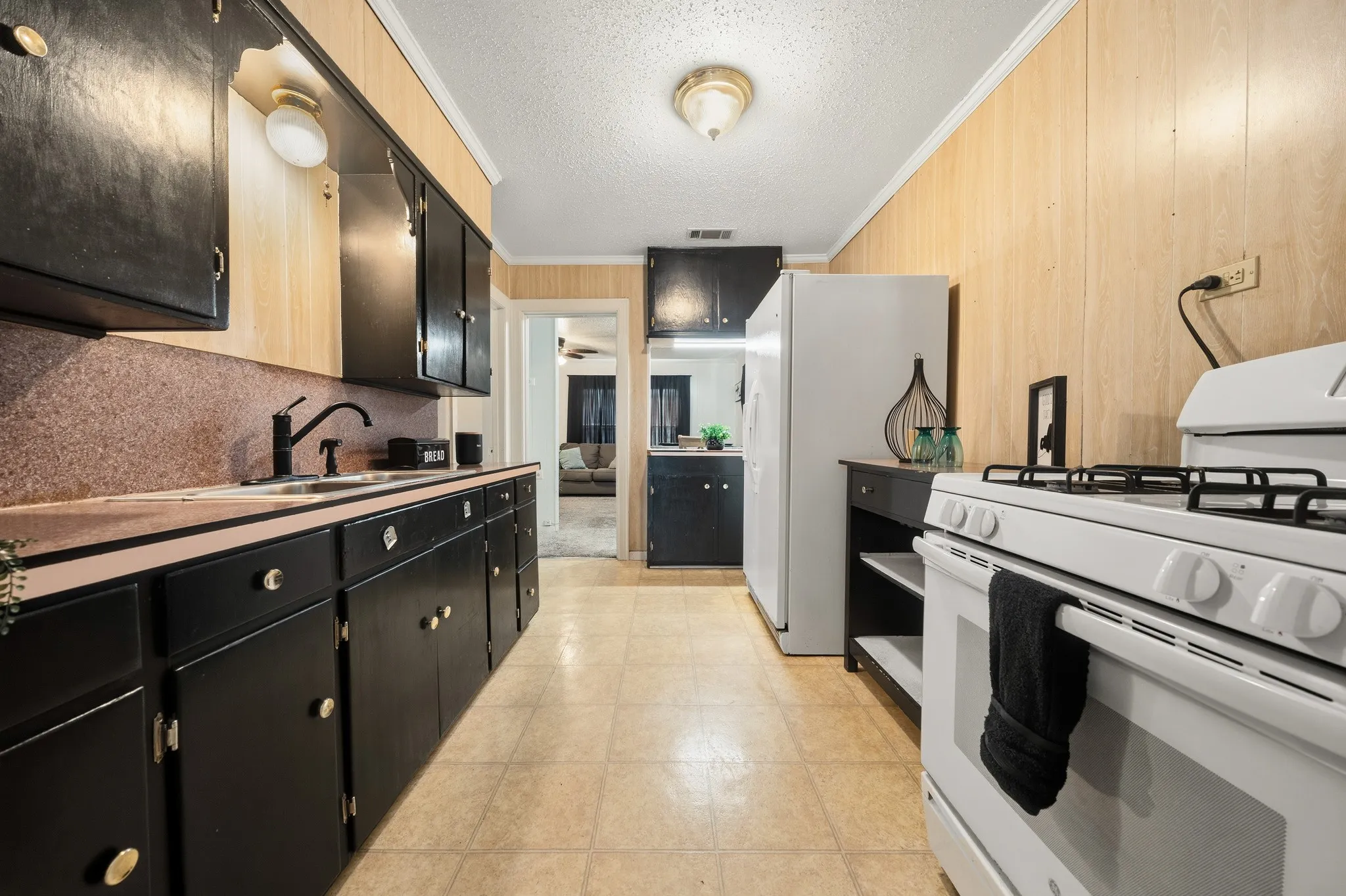 Single Family Residence For Sale in Mc Lennan County , 129 Victory Drive, Beverly Hills, Texas 76711, 3 Bedroom, 2 Bathroom, 2 Garage spaces, 1,168 Sqft, built in 1942, mls#21394586, Real Estate Agent in Beverly Hills, Homes For Sale in Mc Lennan county, Homes For Sale in Beverly Hills, Realtor in Beverly Hills Texas, Real Estate Brokerage Independent Realty Texas, Luminita Cordes Realtor